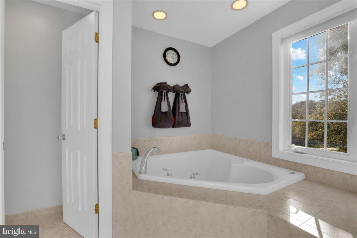 Hamilton, Virginia, 20158, United States, 4 Bedrooms Bedrooms, ,5 BathroomsBathrooms,Residential,For Sale,1987096