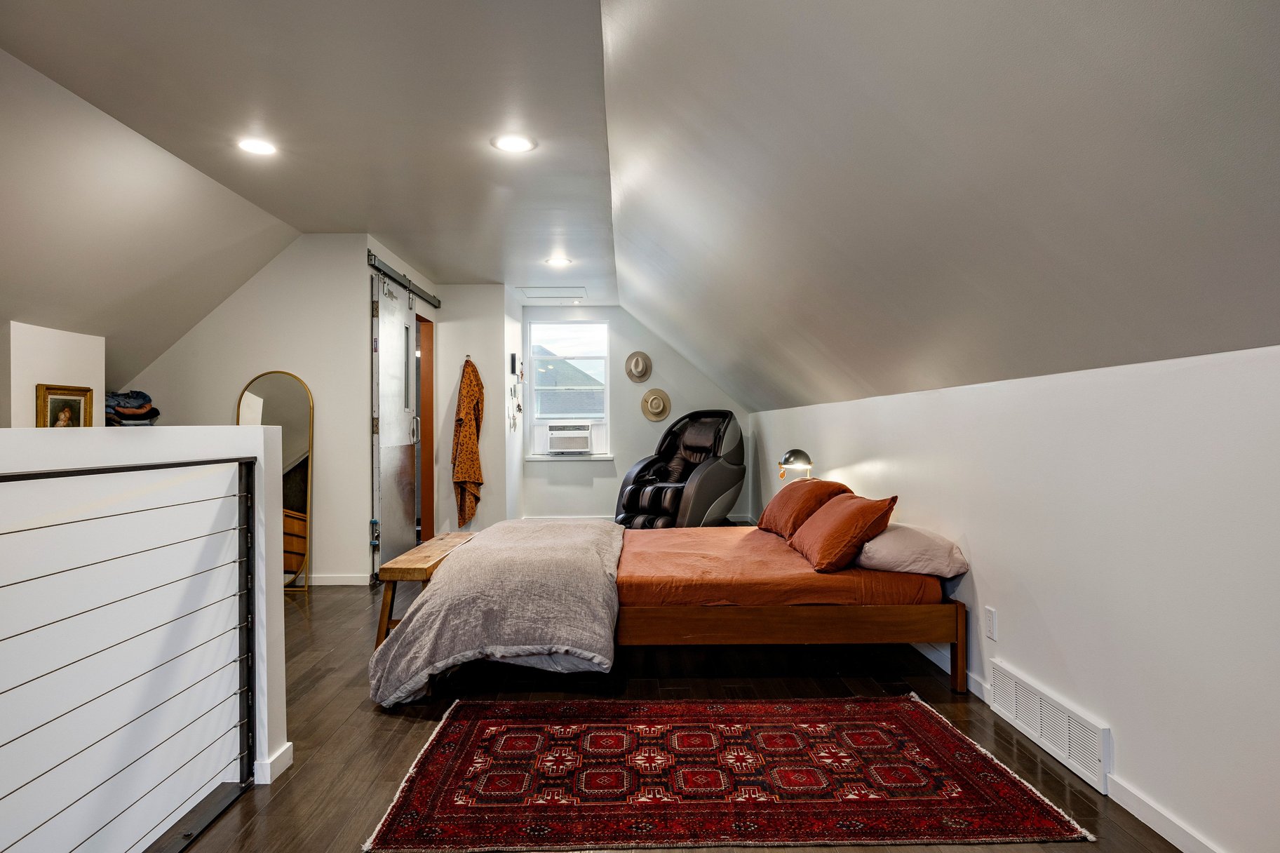  Spacious Millcreek Bungalow with Expansive Backyard & 2-Car Garage - 物件實景