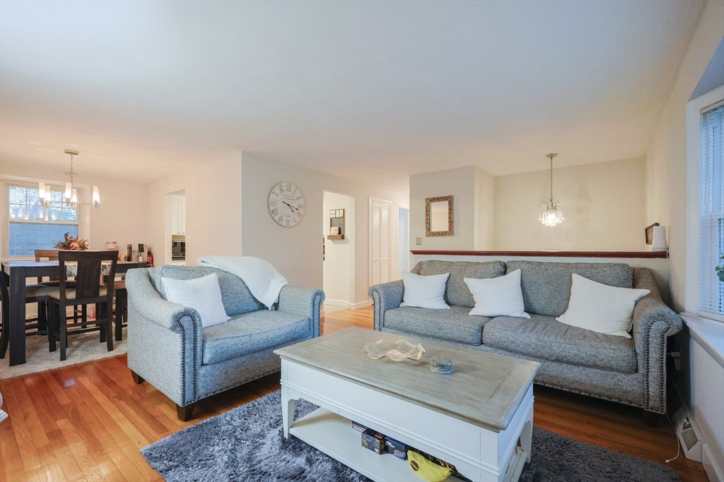 Framingham, Massachusetts, 01701, United States, 3 Bedrooms Bedrooms, ,2 BathroomsBathrooms,Residential,For Sale,1987997