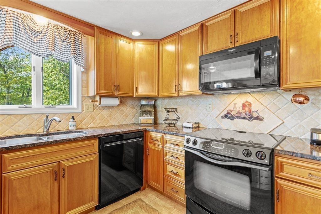 Methuen, Massachusetts, 01844, United States, 3 Bedrooms Bedrooms, ,2 BathroomsBathrooms,Residential,For Sale,1981346