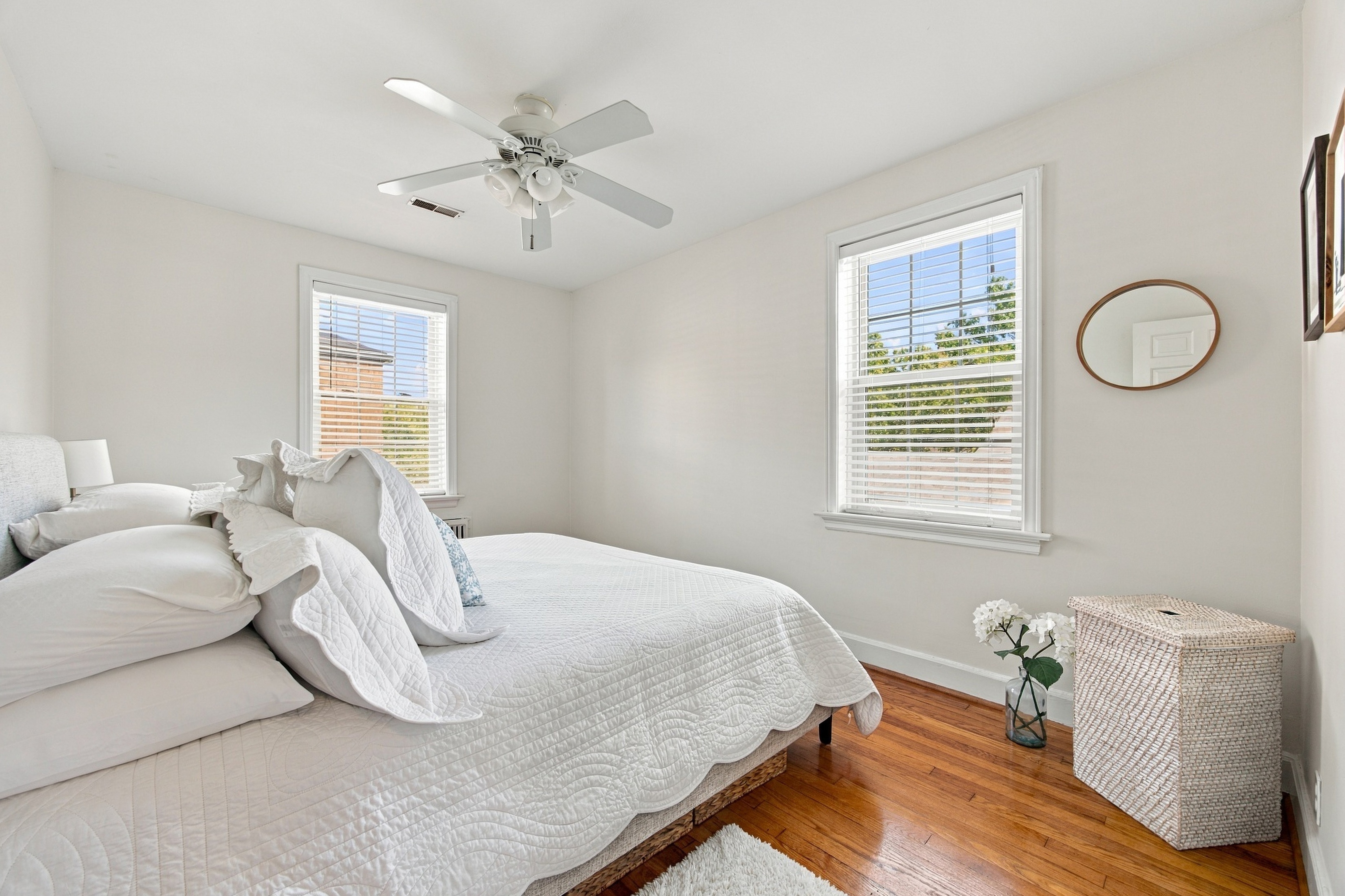  Welcome to this charming, sun-filled 3rd-floor end-unit condo - 物件實景