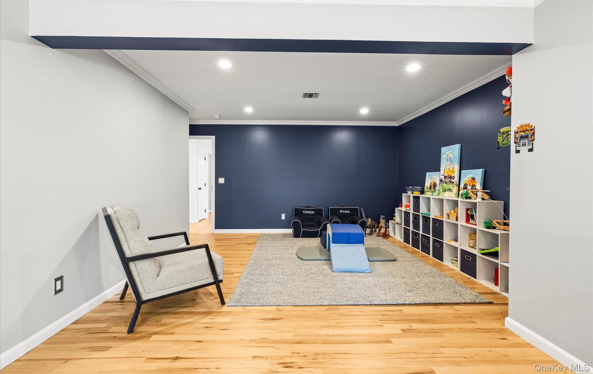 Huntington, New York, 11743, United States, 6 Bedrooms Bedrooms, ,4 BathroomsBathrooms,Residential,For Sale,1827761