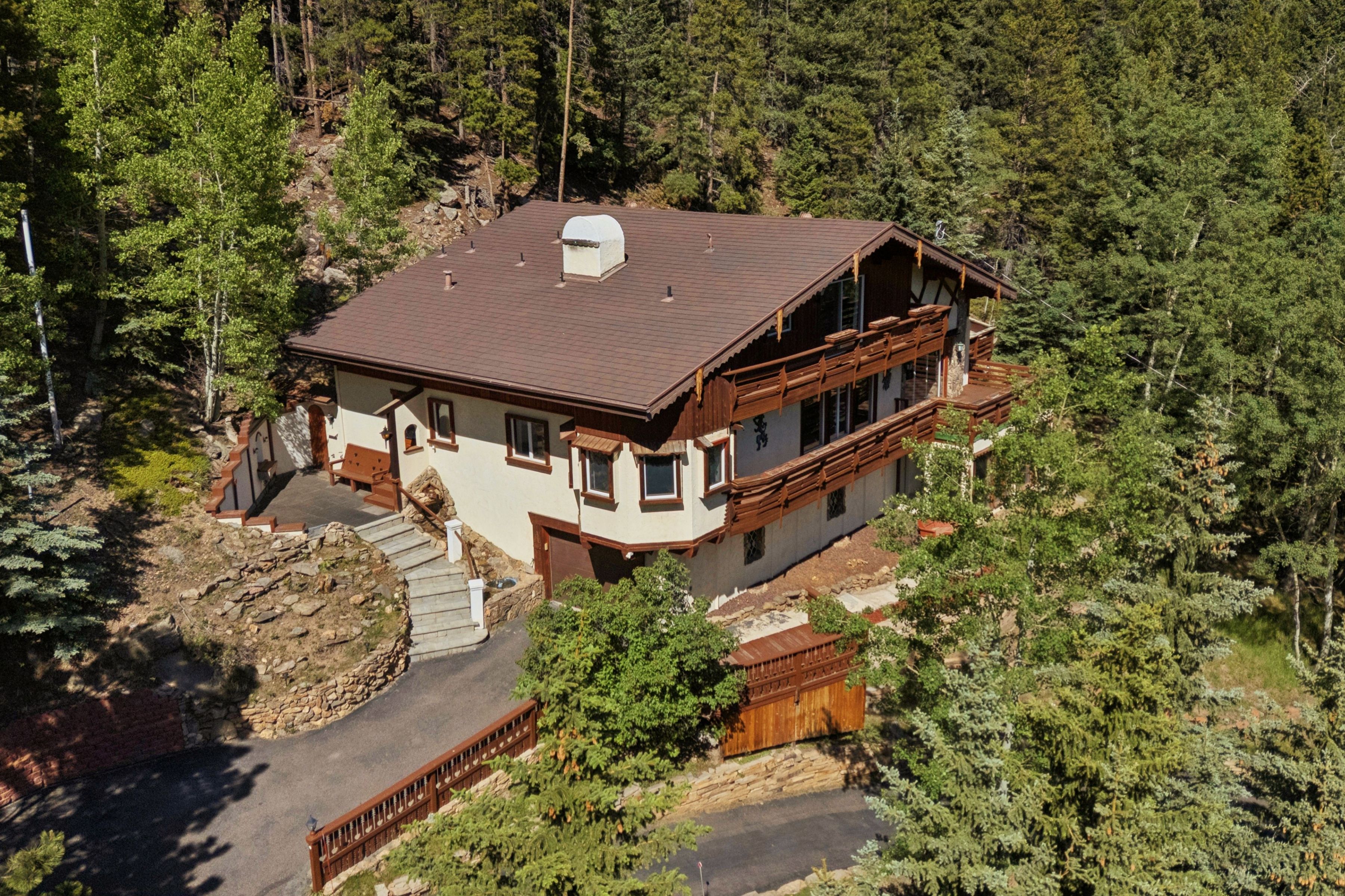 Mountain Chalet on Almost 8 Acres - 物件實景