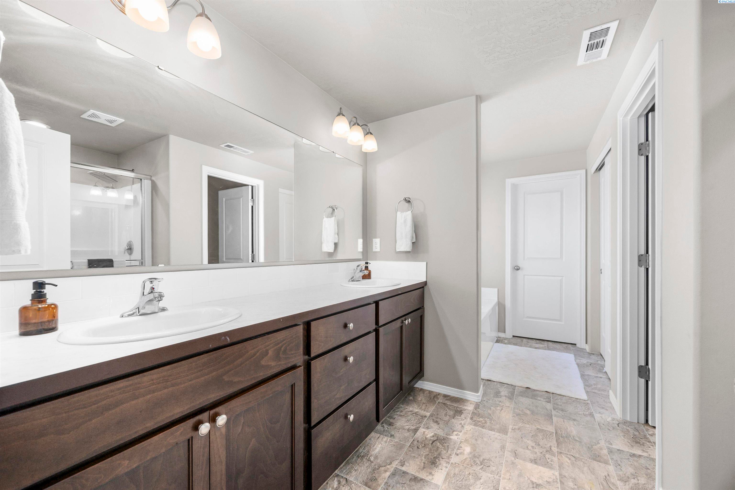 Kennewick, Washington, 99338, United States, 5 Bedrooms Bedrooms, ,3 BathroomsBathrooms,Residential,For Sale,1914232
