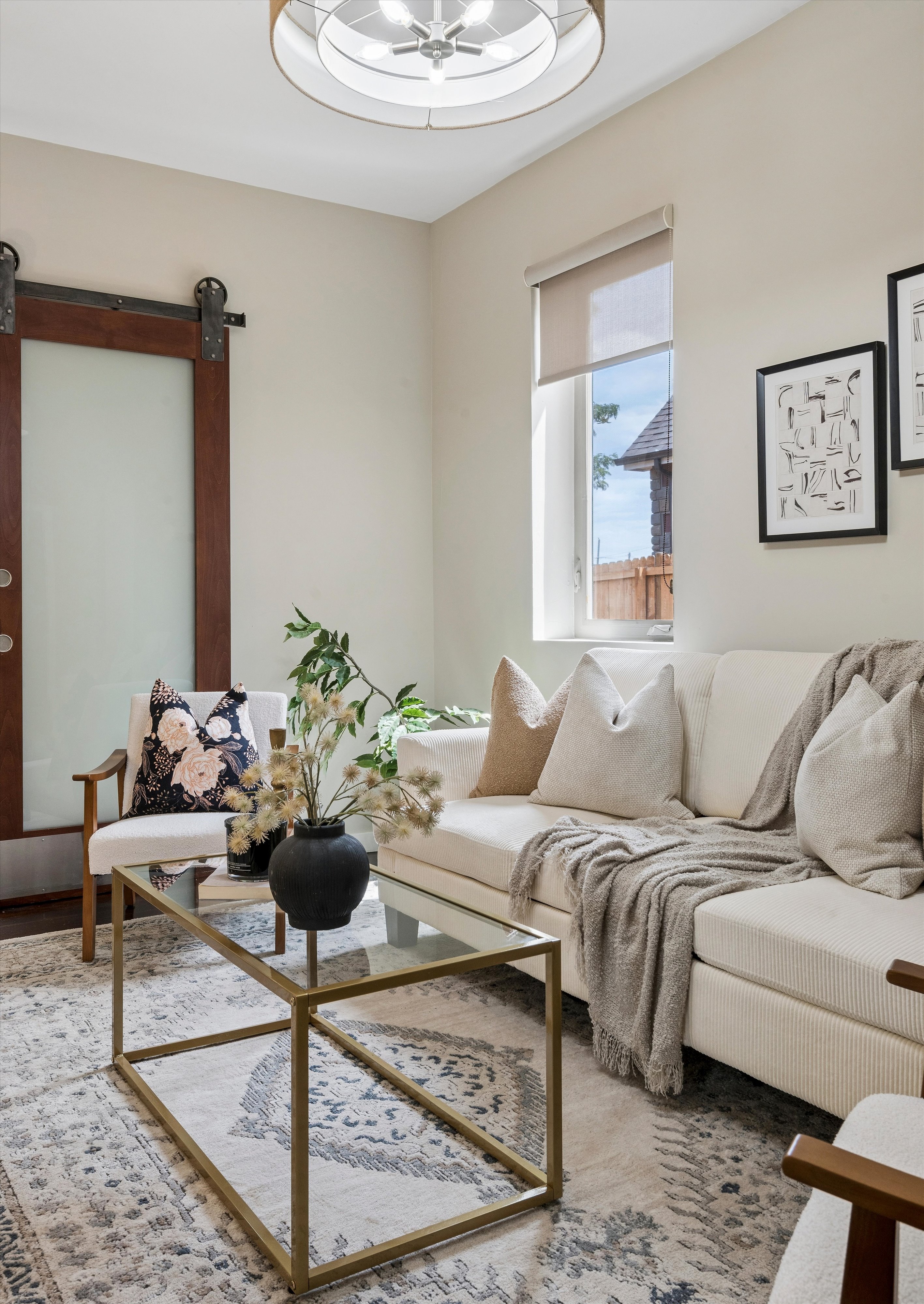  Beautifully updated residence, timeless architectural character & modern comfort - 物件實景