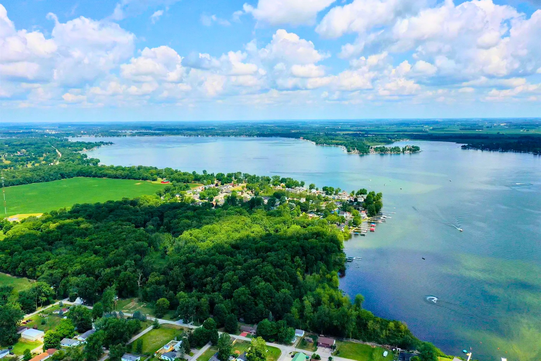  Beautifully Maintained Lake Wawasee Home with Peaceful Water Views - 物件實景