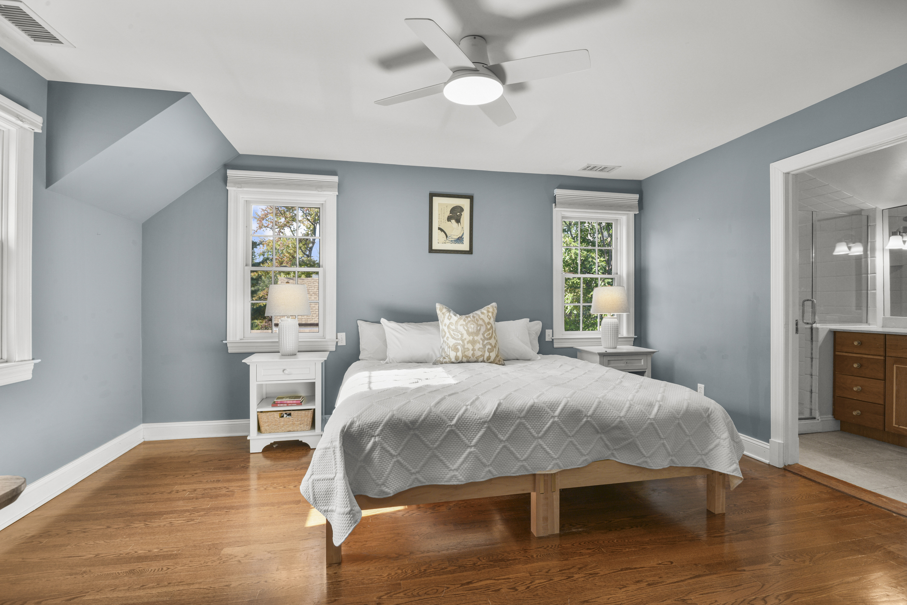  Sun-Filled Larchmont Woods Colonial - 物件實景
