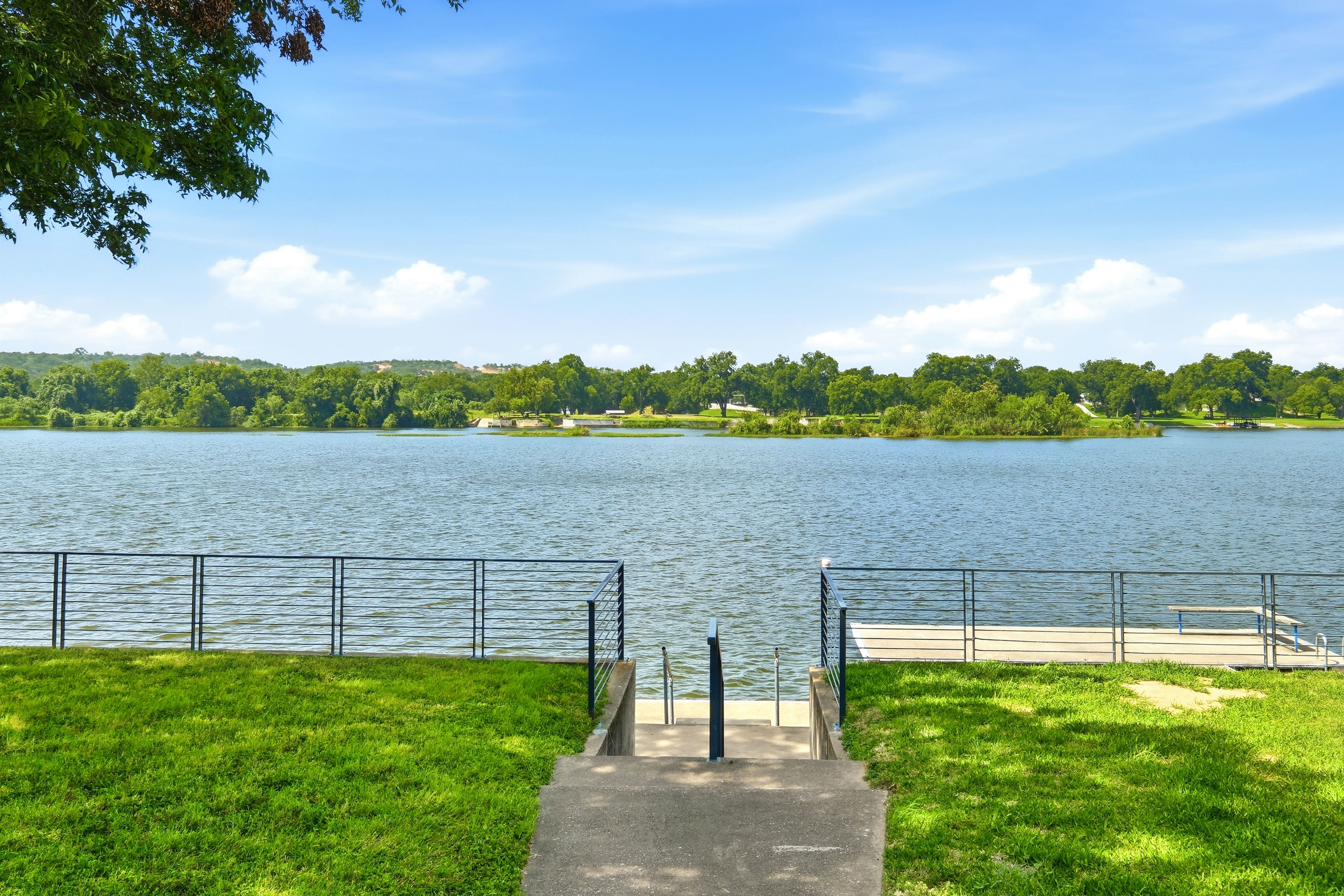  Gated Golf & Lake Community Home in Meadowlakes  Backs to Ranch - 物件實景