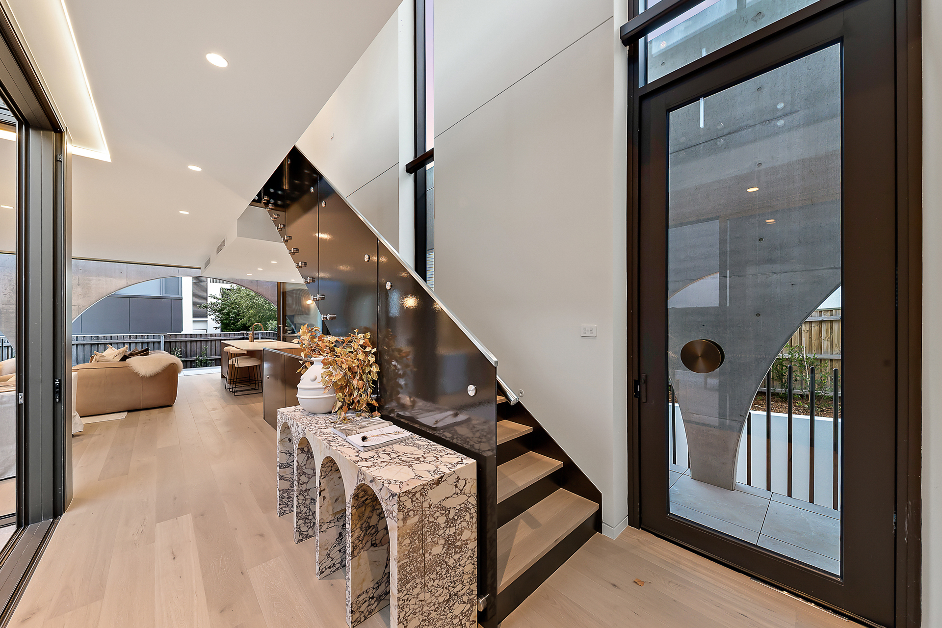  Lifestyle at the forefront in this sleek architectural residence - 物件實景