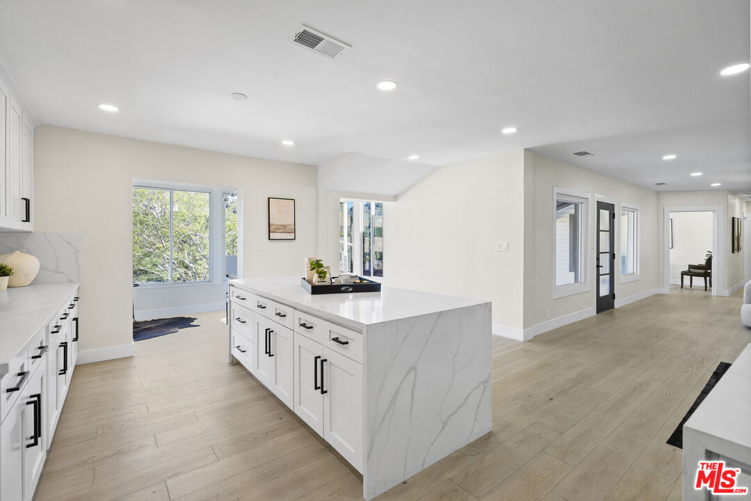Los Angeles, California, 90068, United States, 5 Bedrooms Bedrooms, ,4 BathroomsBathrooms,Residential,For Sale,1892047