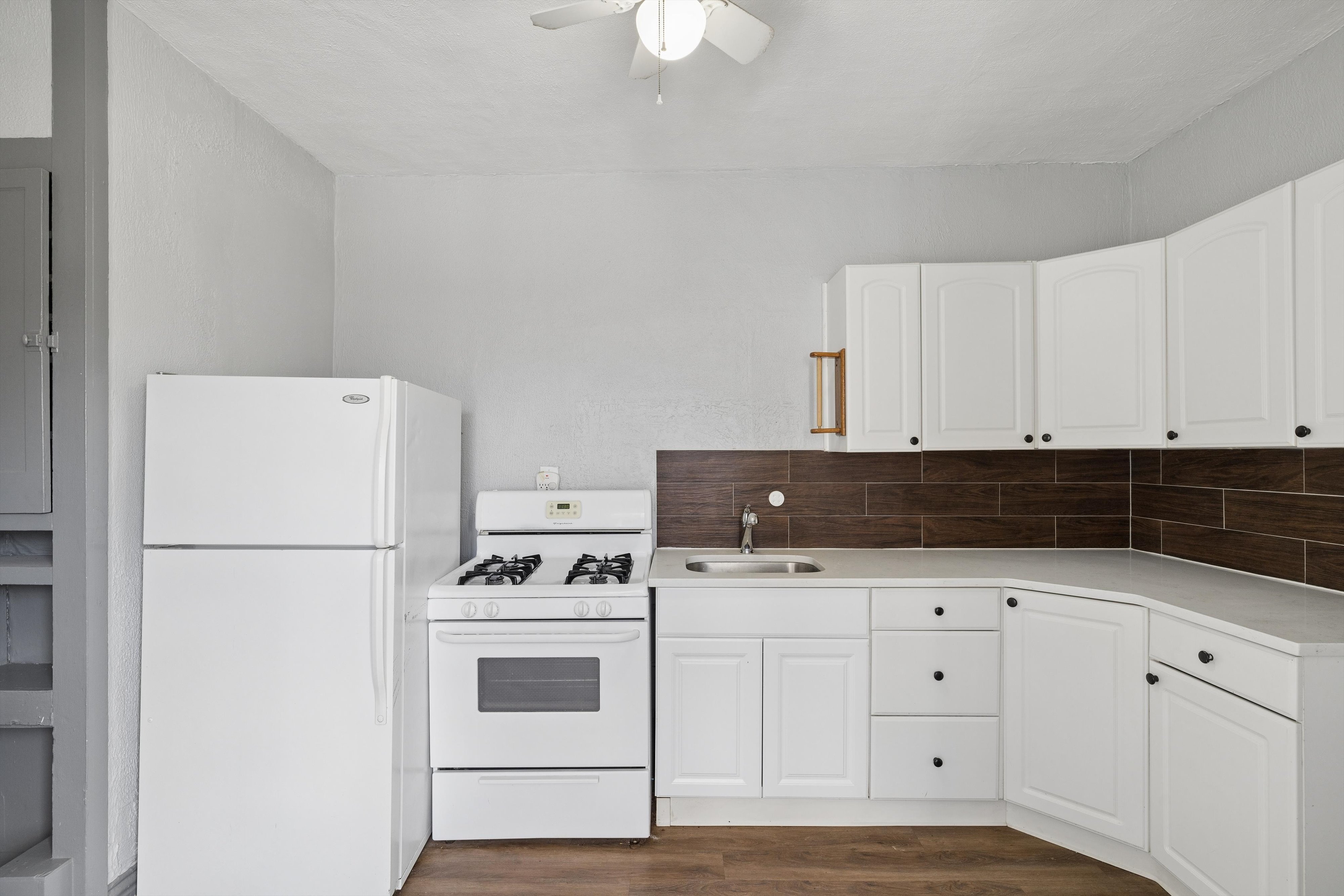  A rare opportunity to own a three-unit residential income property designed for - 物件實景