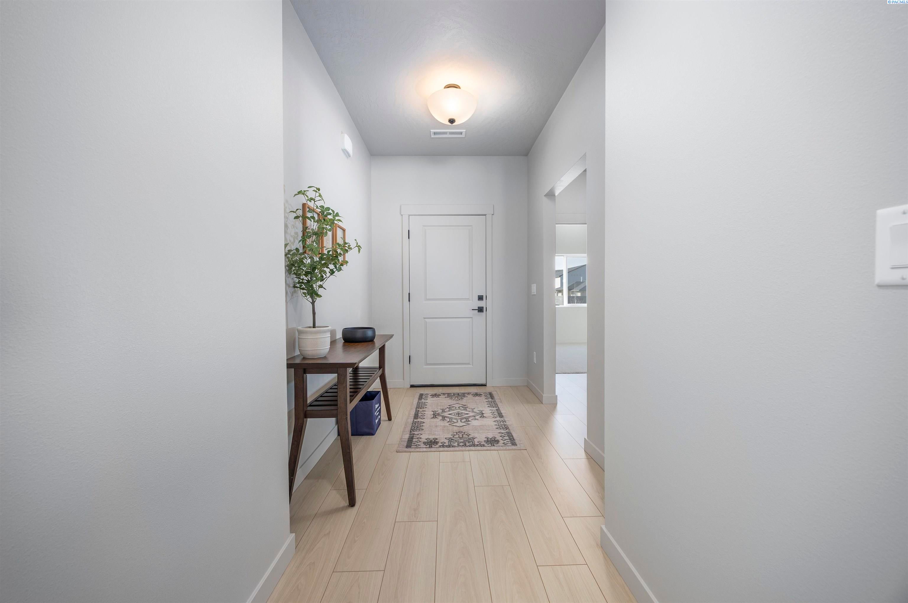 Richland, Washington, 99352, United States, 3 Bedrooms Bedrooms, ,3 BathroomsBathrooms,Residential,For Sale,1976143