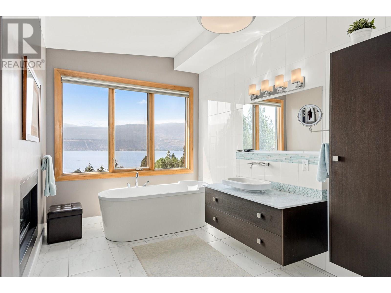 LAKE COUNTRY, British Columbia, V4V 1B3, CA, 5 Bedrooms Bedrooms, ,4 BathroomsBathrooms,Residential,For Sale,1883697