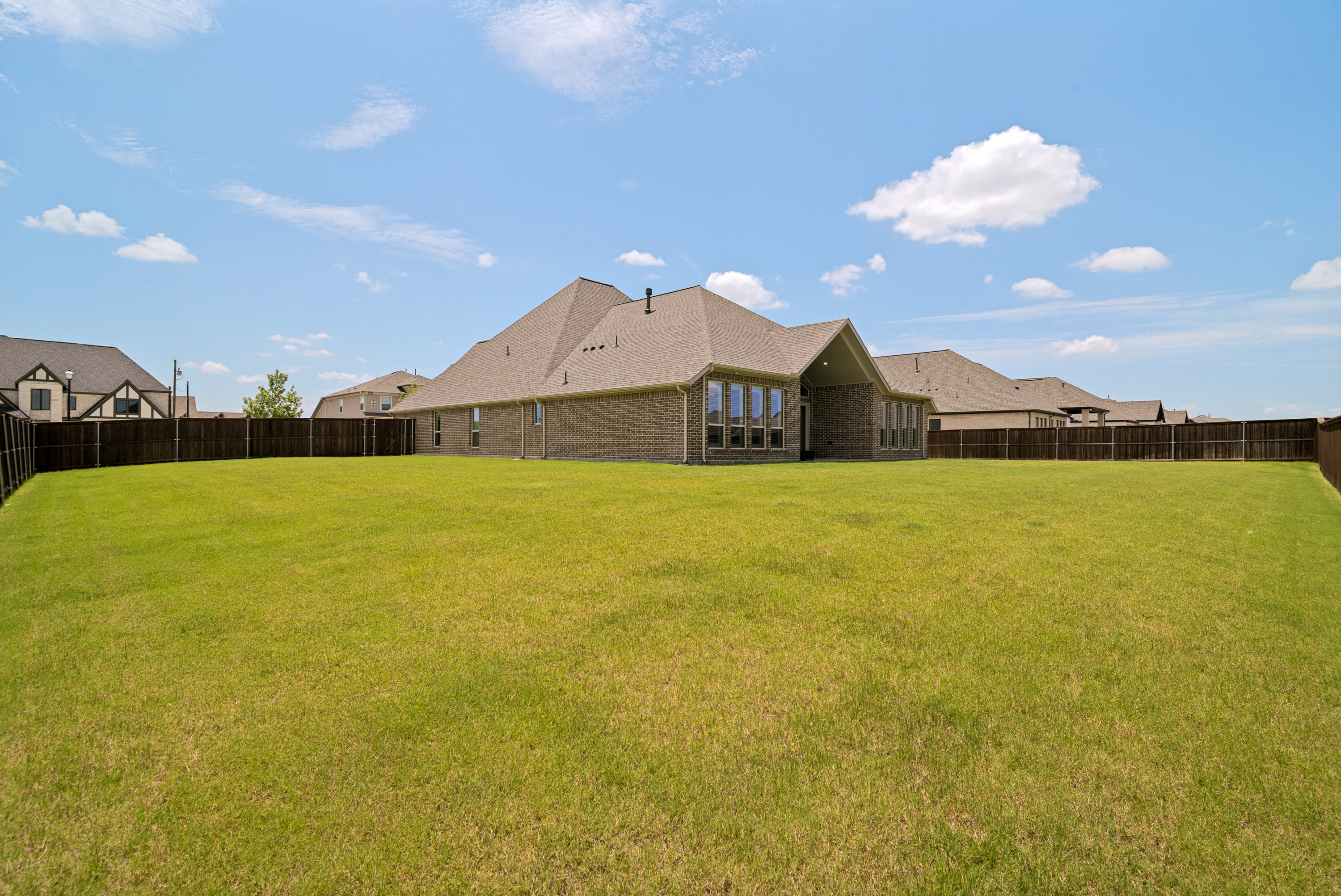  Better Than New  Perry Home on Expansive Nearly Half-Acre Lot - 物件實景
