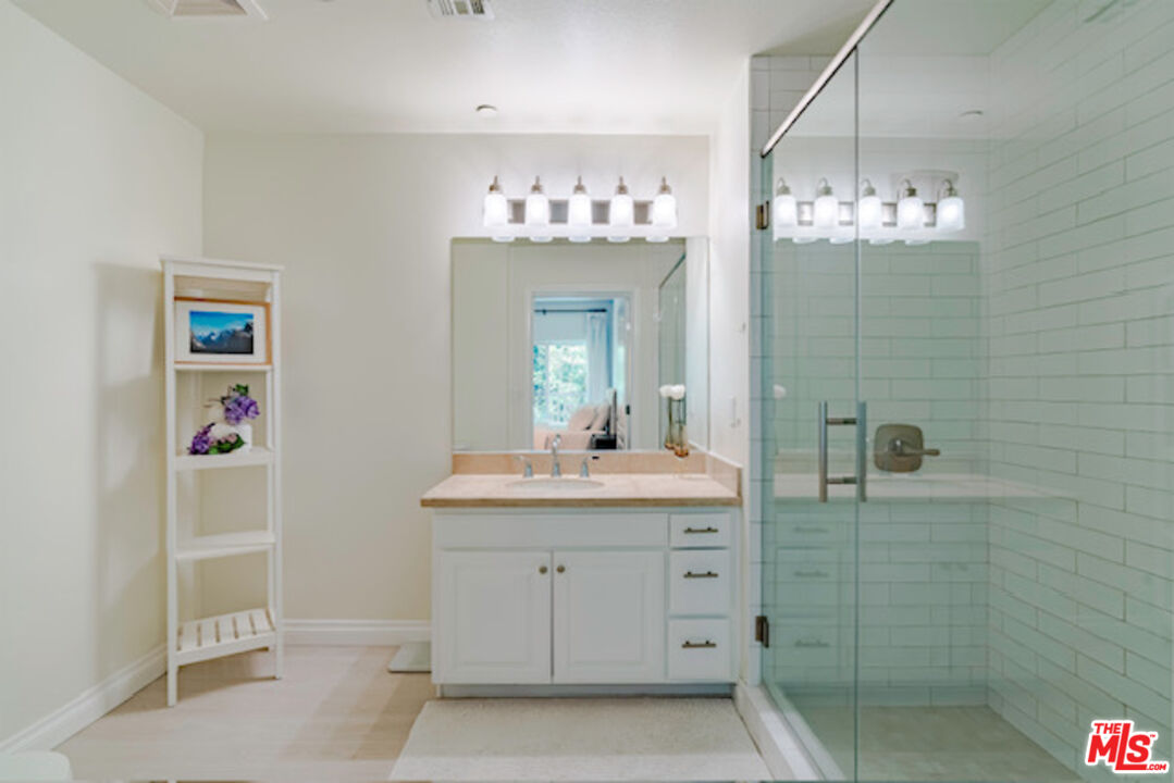 Los Angeles, California, 90019, United States, 2 Bedrooms Bedrooms, ,2 BathroomsBathrooms,Residential,For Sale,1998482