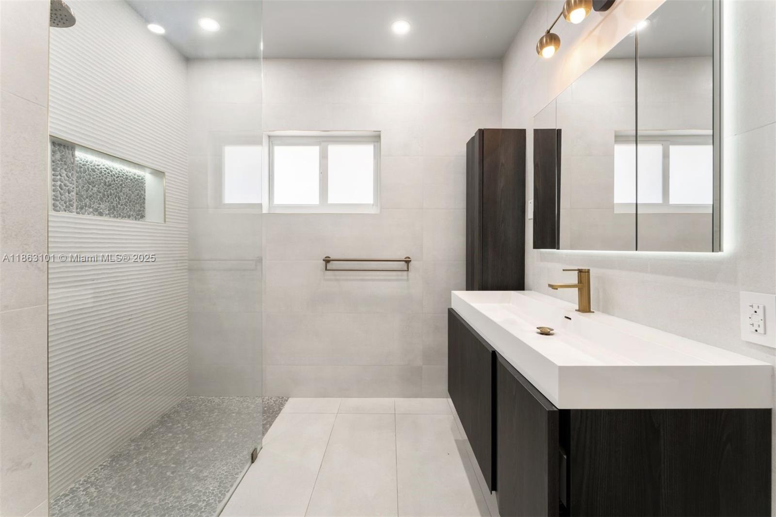 Miami Beach, Florida, 33141, United States, 3 Bedrooms Bedrooms, ,2 BathroomsBathrooms,Residential,For Sale,1927176