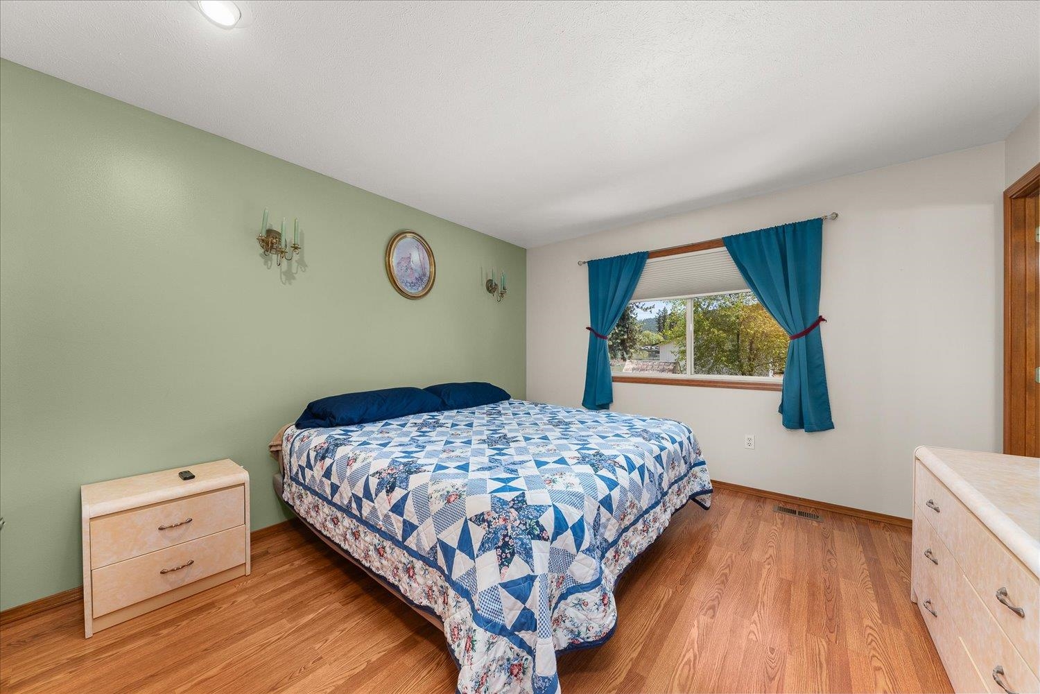 Nine Mile Falls, Washington, 99026, United States, 5 Bedrooms Bedrooms, ,3 BathroomsBathrooms,Residential,For Sale,1979574