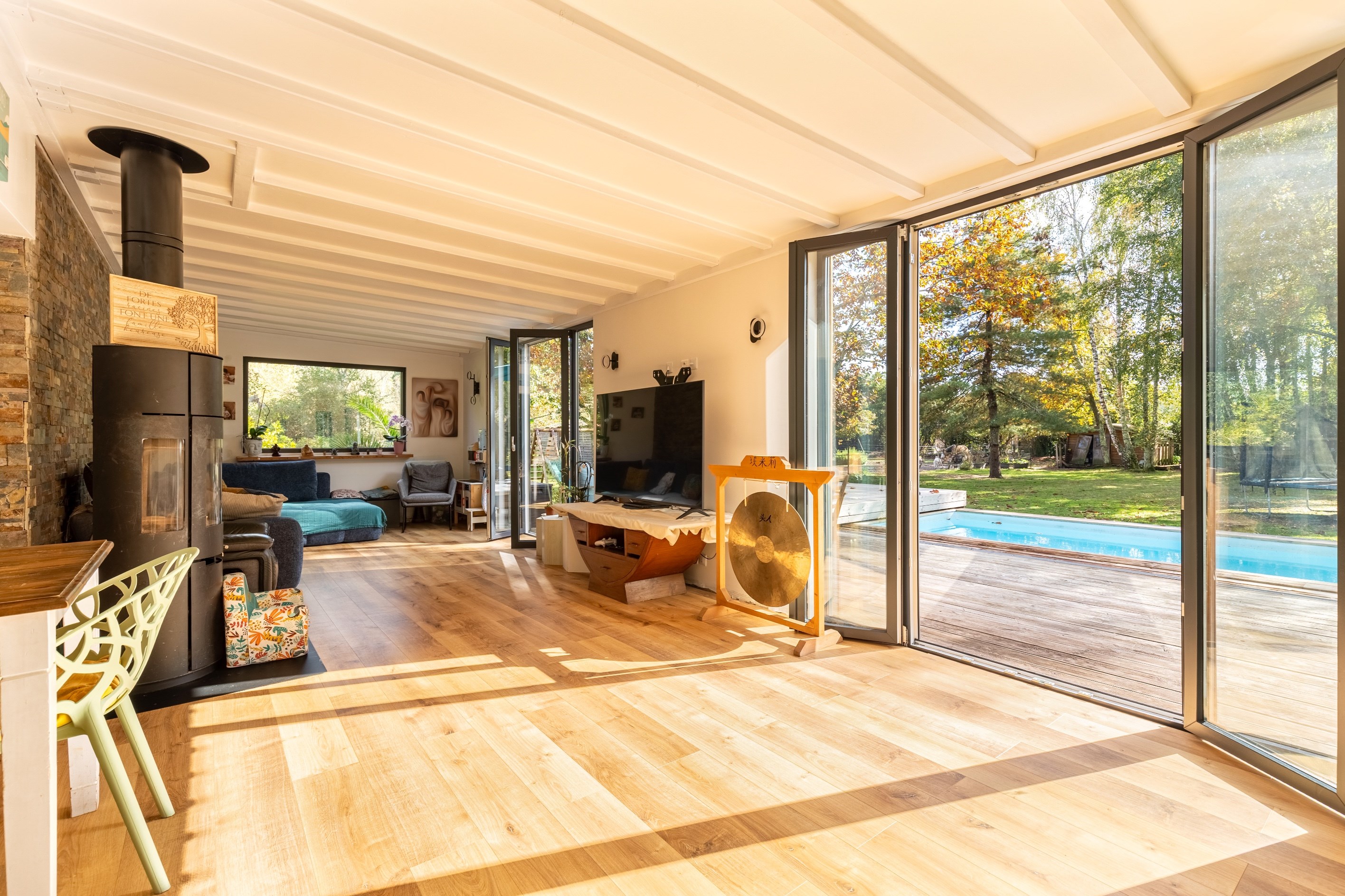  CHARMING WOOD-CLAD VILLA IN A QUIET, IDYLLIC LOCATION IN THE HEART OF A FULLY F… - 物件實景