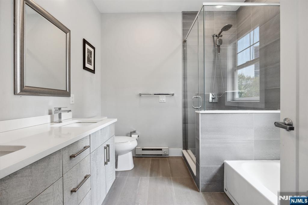 Fort Lee, New Jersey, 07024, United States, 3 Bedrooms Bedrooms, ,3 BathroomsBathrooms,Residential,For Sale,1932356