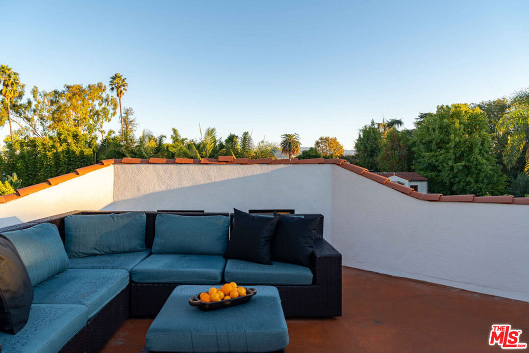 Los Angeles, California, 90004, United States, 4 Bedrooms Bedrooms, ,5 BathroomsBathrooms,Residential,For Sale,1989433