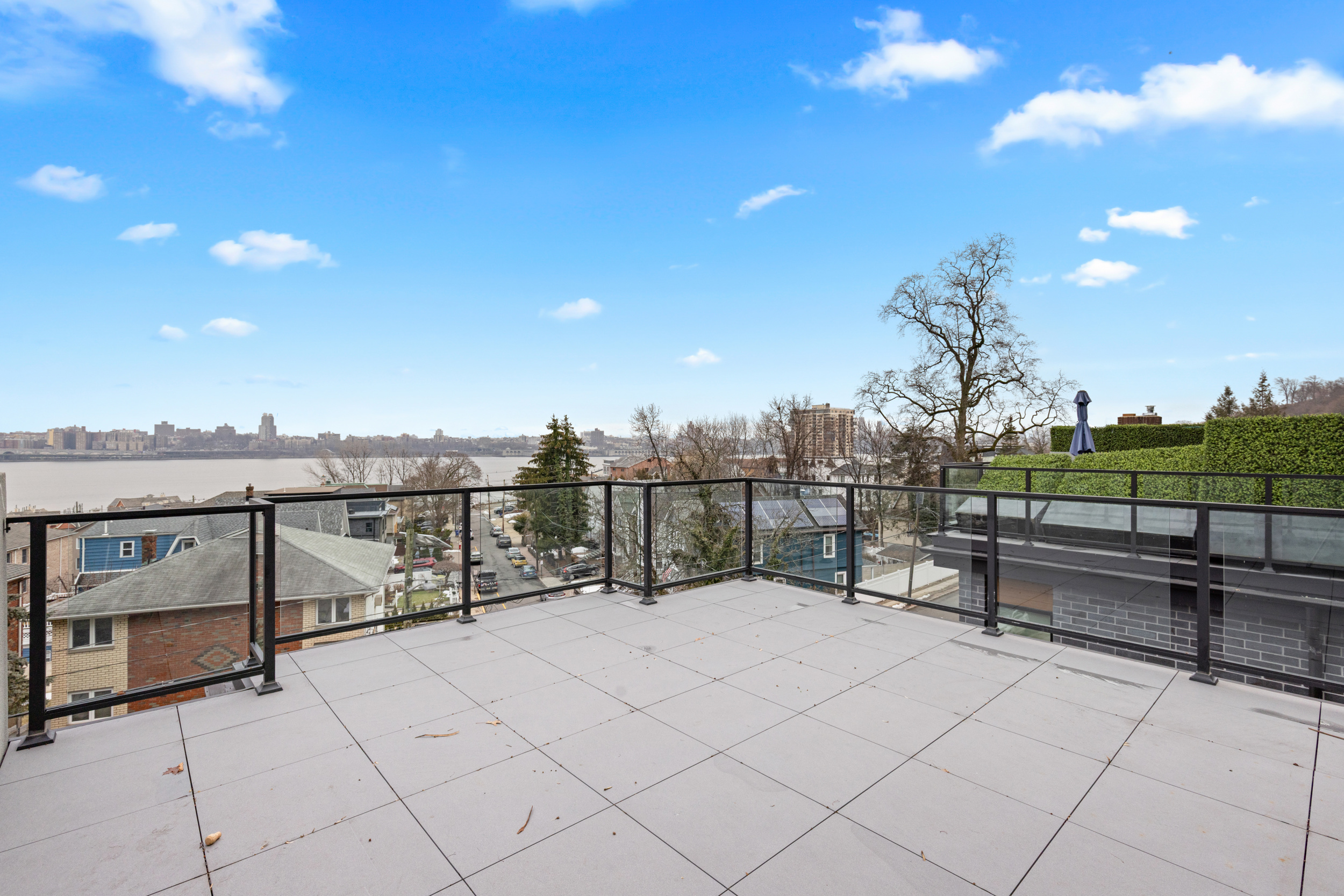  712 Undercliff Avenue, Edgewater, NJ, 07020 - 物件實景