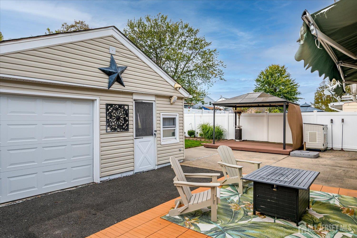 Carteret, New Jersey, 07008, United States, 4 Bedrooms Bedrooms, ,2 BathroomsBathrooms,Residential,For Sale,1981641