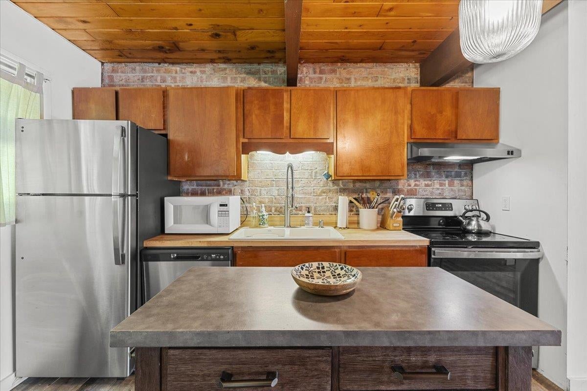 Stowe, Vermont, 05672, United States, 3 Bedrooms Bedrooms, ,2 BathroomsBathrooms,Residential,For Sale,1901768