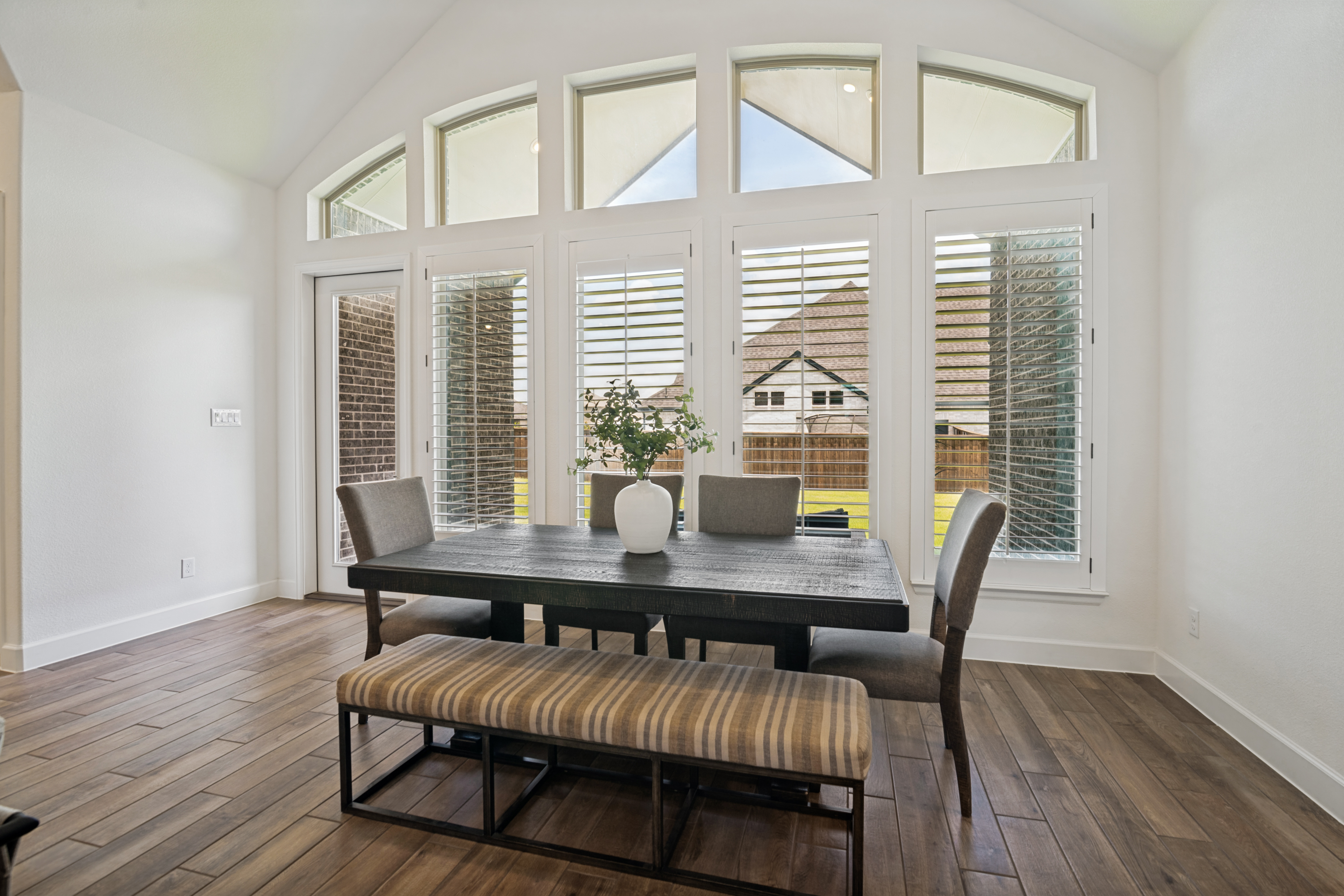  Better Than New  Perry Home on Expansive Nearly Half-Acre Lot - 物件實景