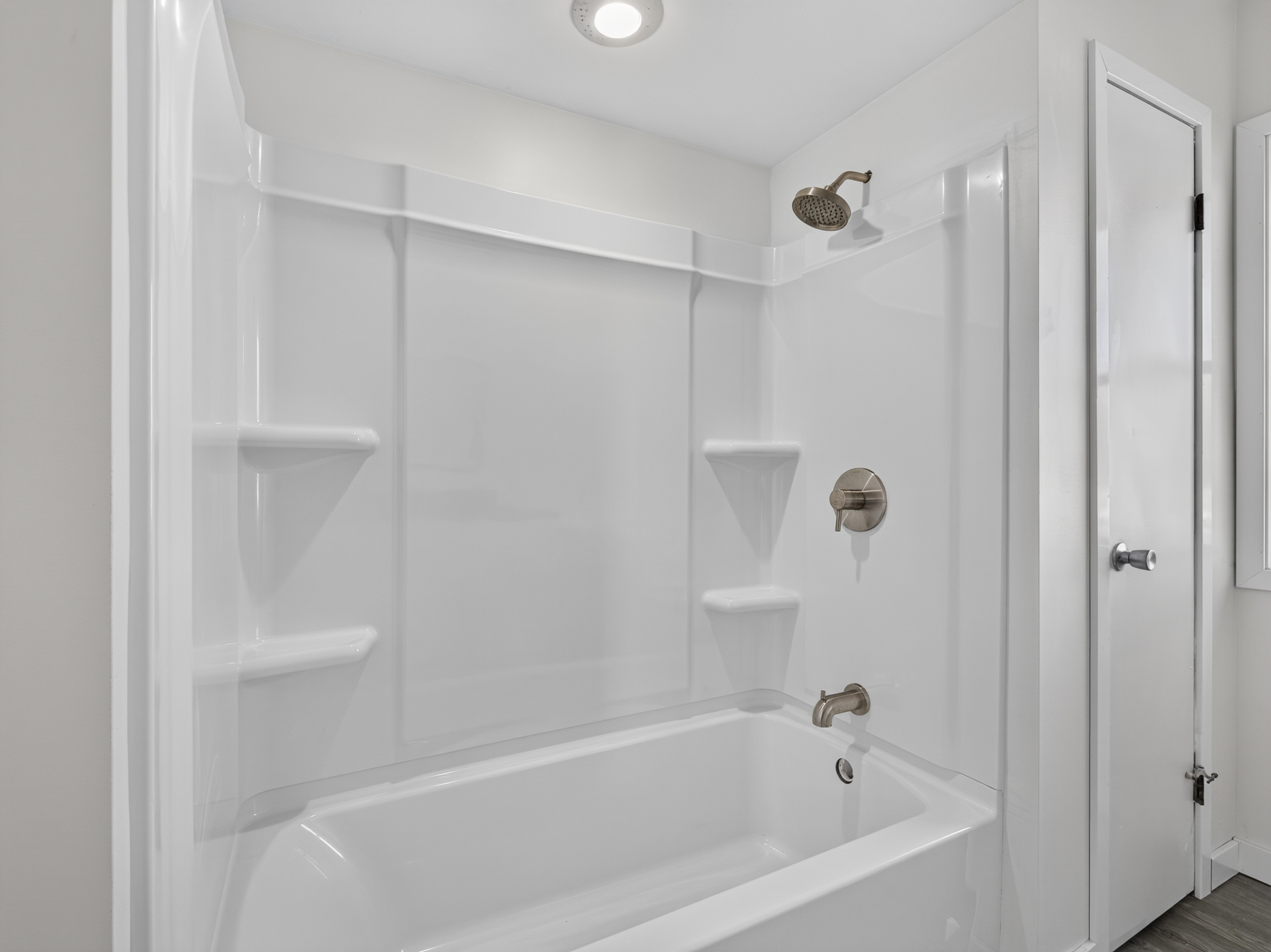  Beautifully Remodeled 4 Bedroom Home Featuring Lakefront Living - 物件實景