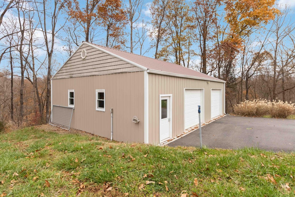 Dunnville, Kentucky, 42528, United States, 6 Bedrooms Bedrooms, ,5 BathroomsBathrooms,Residential,For Sale,1998018