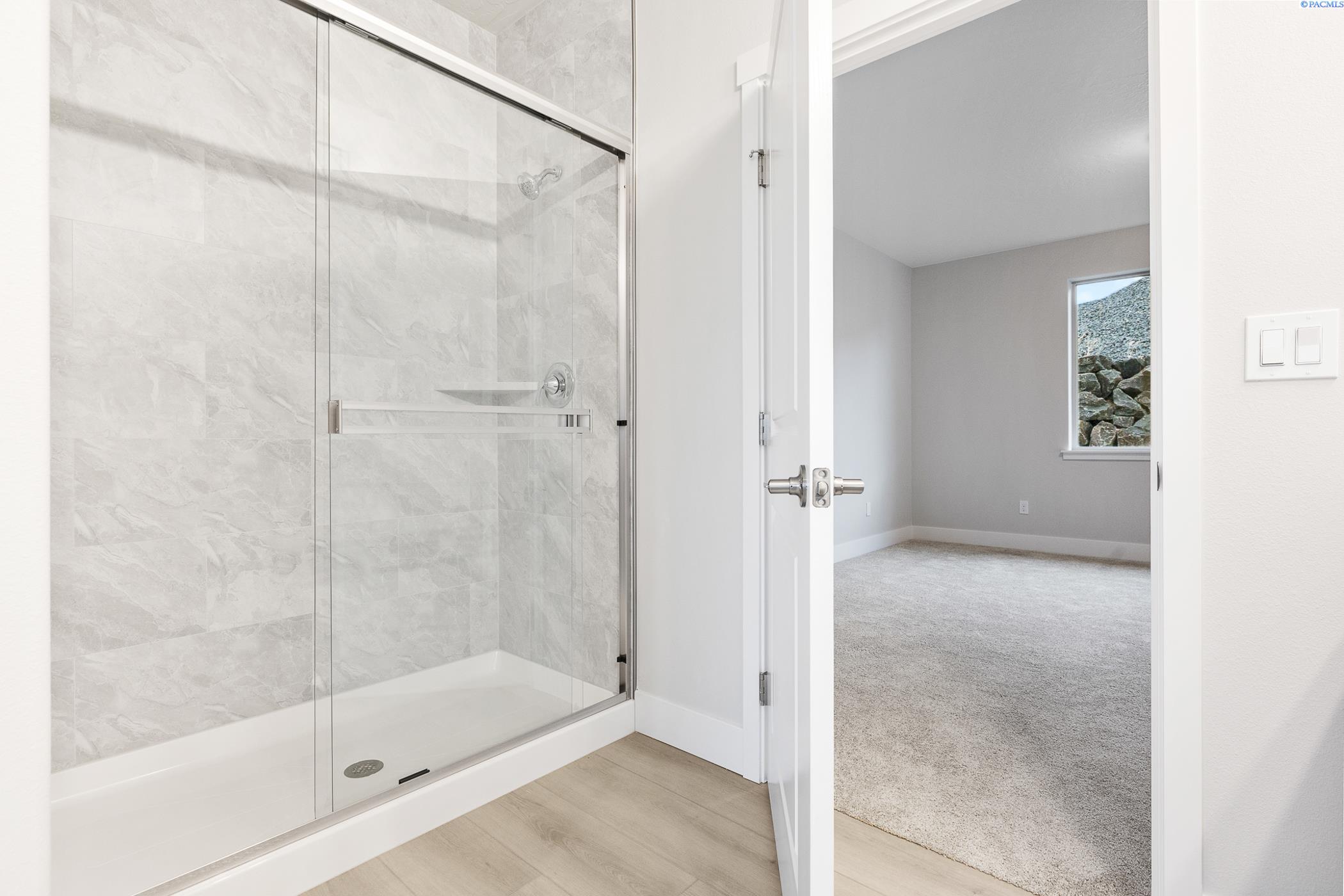 Kennewick, Washington, 99338, United States, 4 Bedrooms Bedrooms, ,2 BathroomsBathrooms,Residential,For Sale,1987872