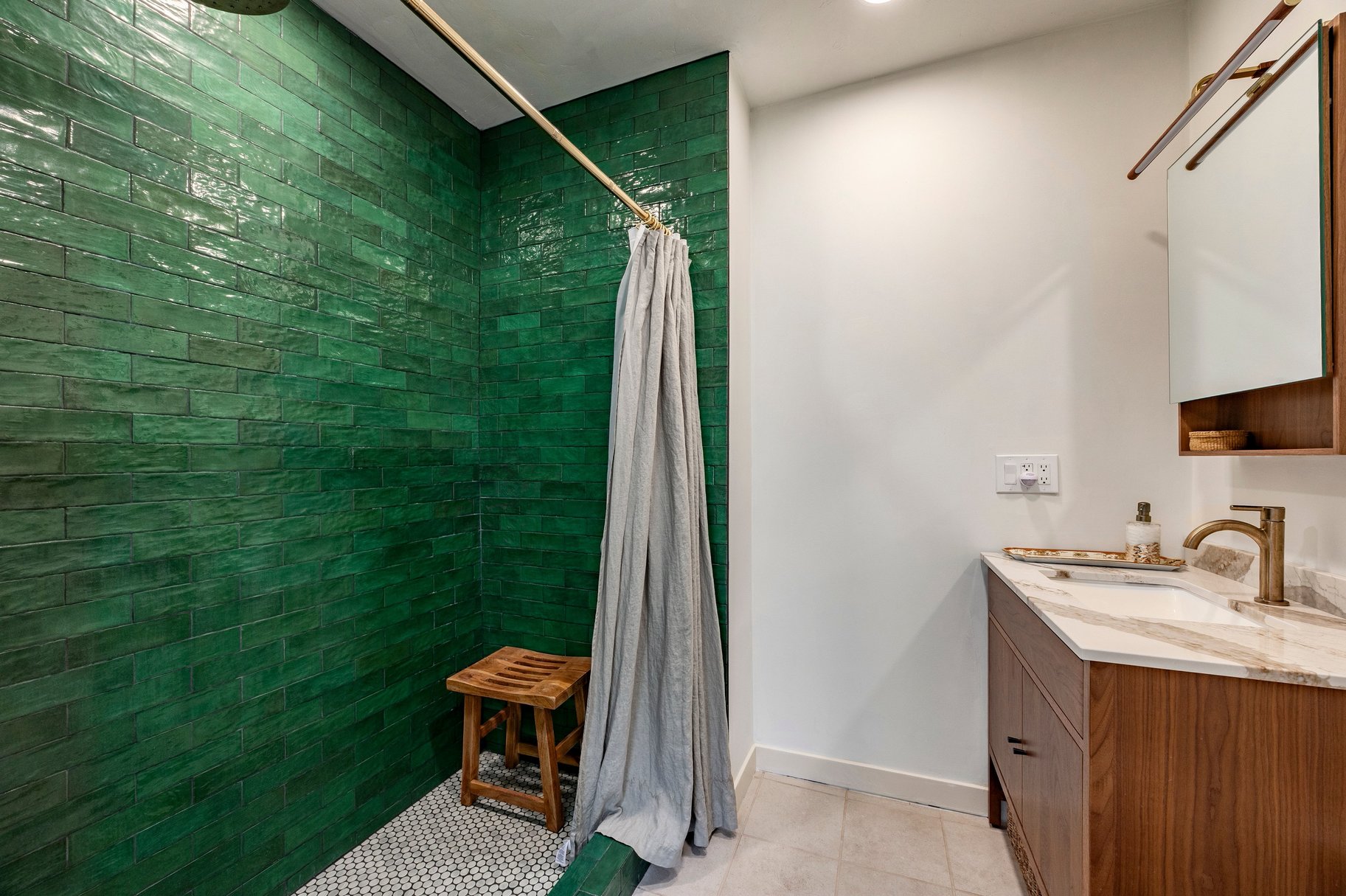  Beautifully Updated Home with 2,074 Sq. Ft. of Living Space, Historic Character - 物件實景