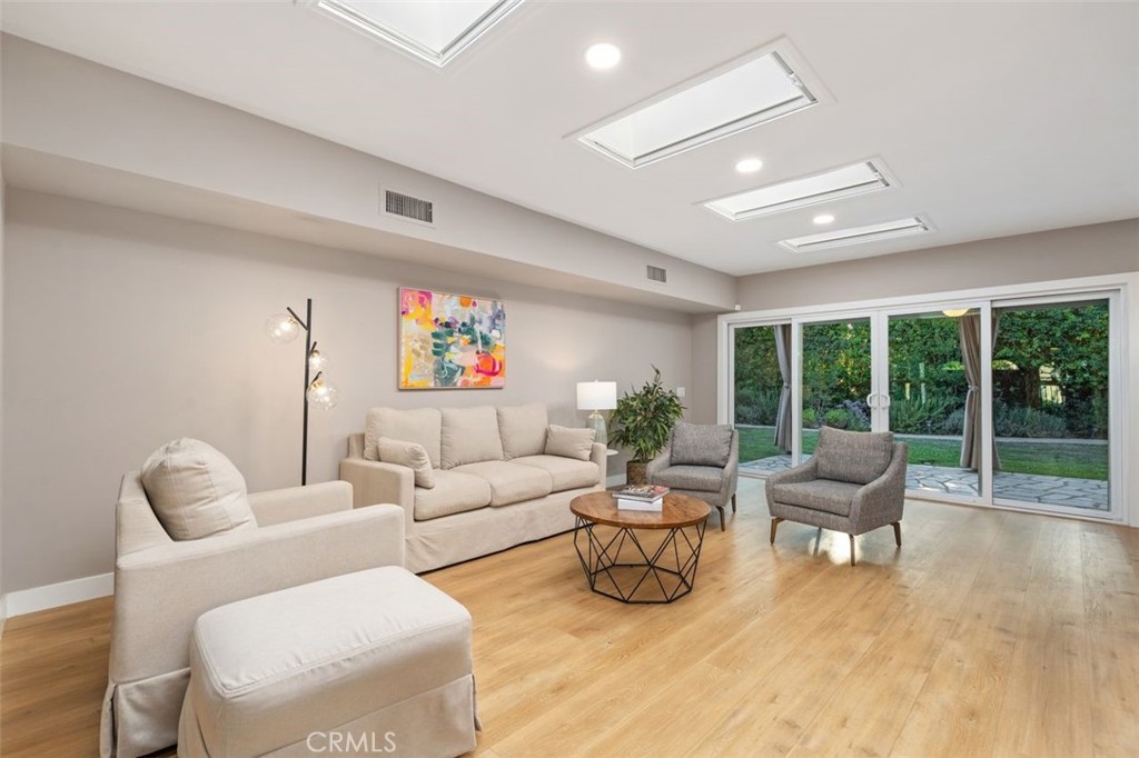 Woodland Hills, California, 91367, United States, 5 Bedrooms Bedrooms, ,3 BathroomsBathrooms,Residential,For Sale,1907450