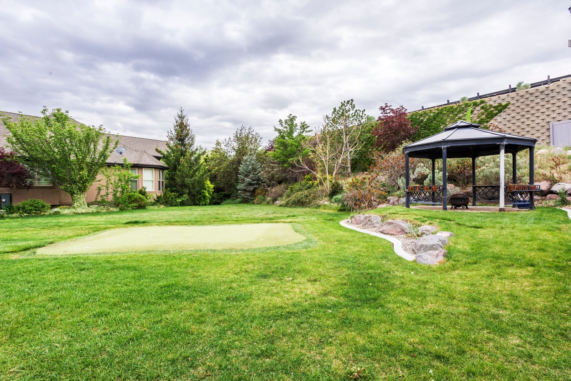  Incredible Views, Beautiful Yard, Prime Location and With Room To Grow - 物件實景