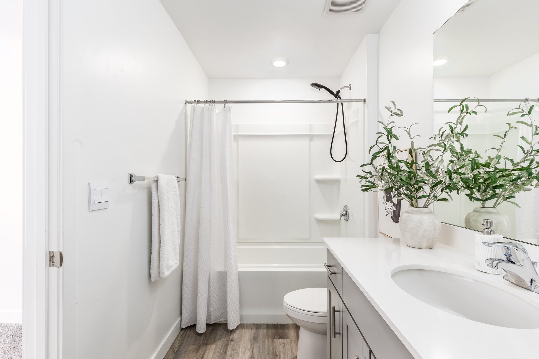  Move-In Ready  Appliances Included  Walk-In Closets in Every Bedroom - 物件實景