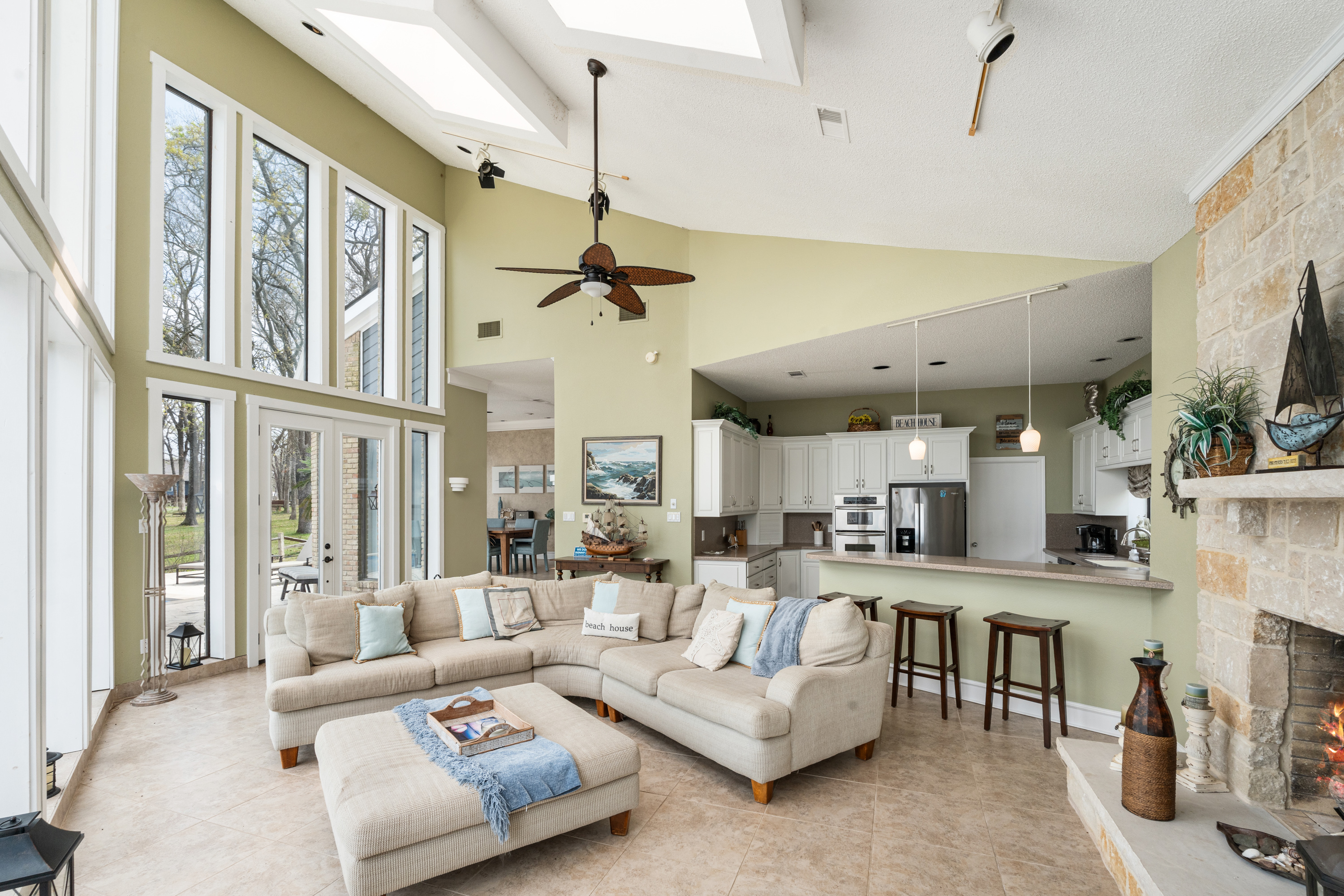  Waterfront Compound on 3.746 Acres at Cedar Creek Lake - 物件實景