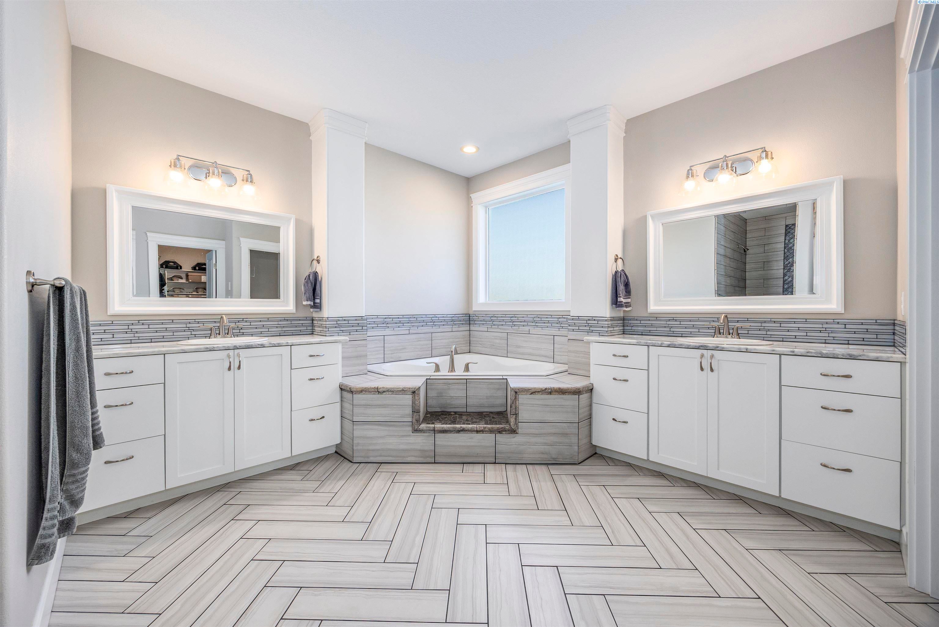 West Richland, Washington, 99353, United States, 3 Bedrooms Bedrooms, ,3 BathroomsBathrooms,Residential,For Sale,2038482