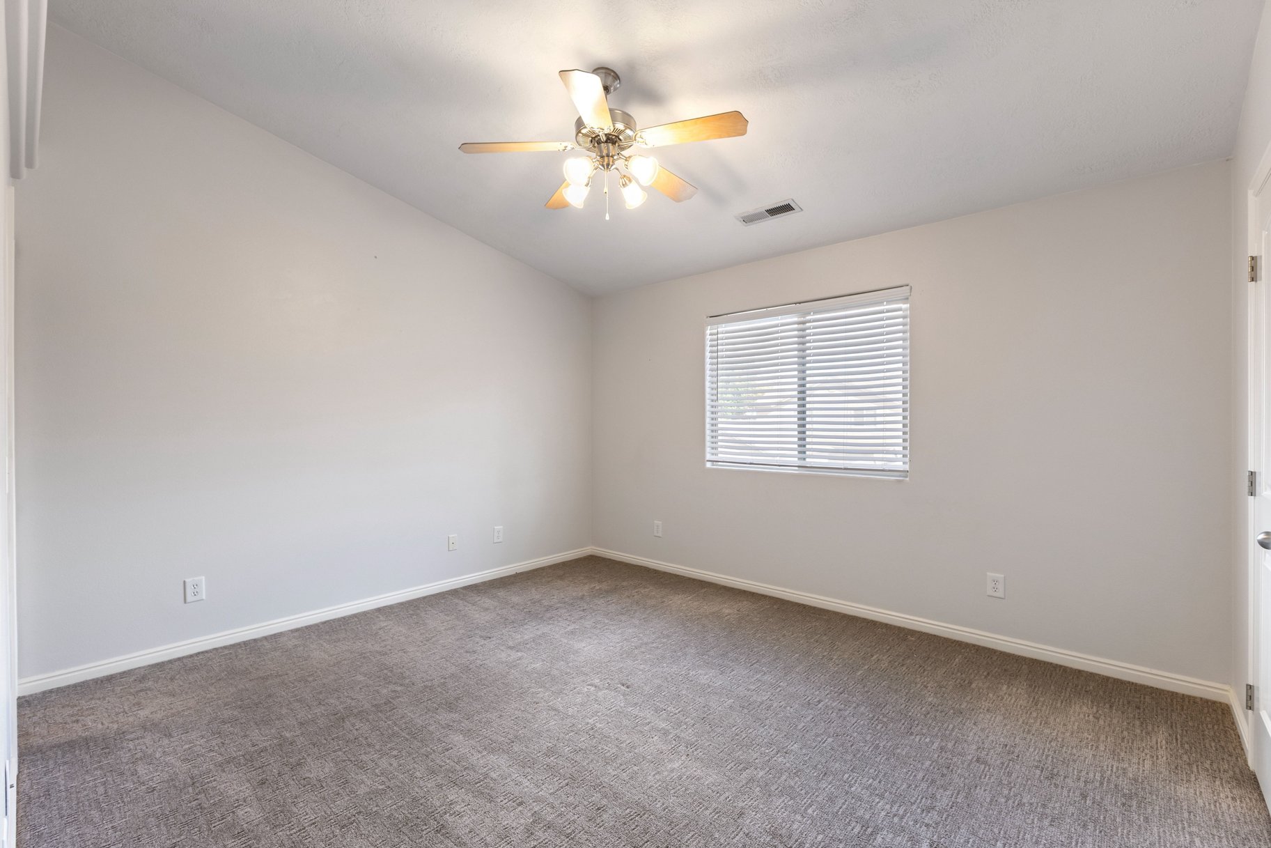 Private End Unit Townhome Near College, Hospital & Shopping – Move-In Ready - 物件實景
