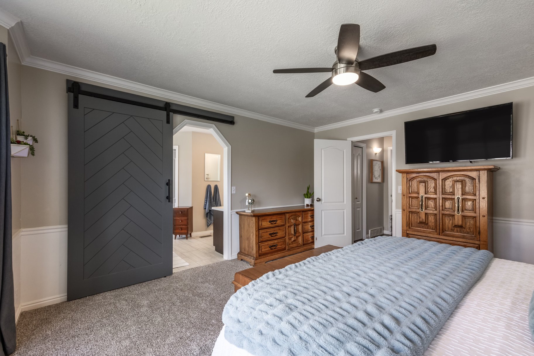  Multigenerational Living in South Jordan: 5 Beds, 2 Kitchens, 0.33-Acre Lot - 物件實景