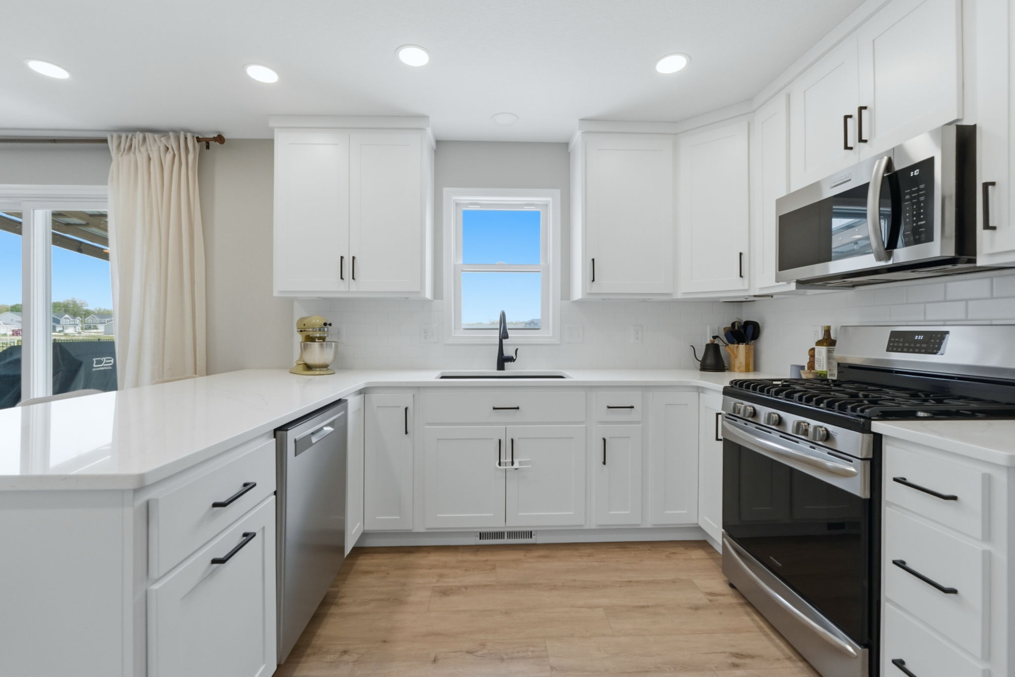  Move-in Four Bedroom Home Loaded with Upgrades - 物件實景