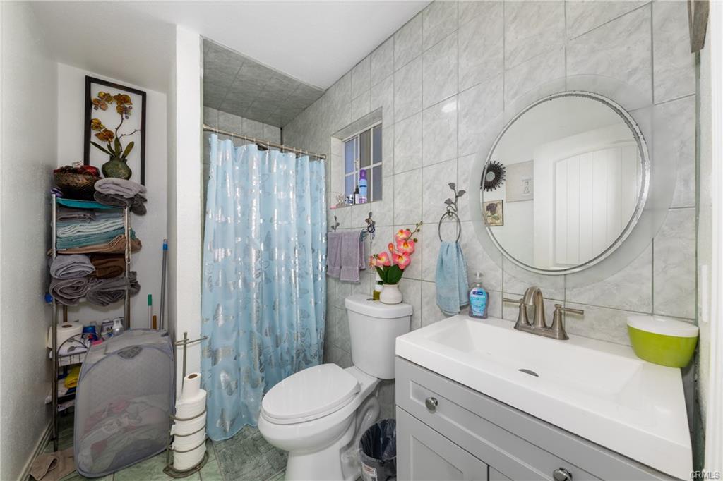 Los Angeles, California, 90011, United States, 6 Bedrooms Bedrooms, ,5 BathroomsBathrooms,Residential,For Sale,1974458