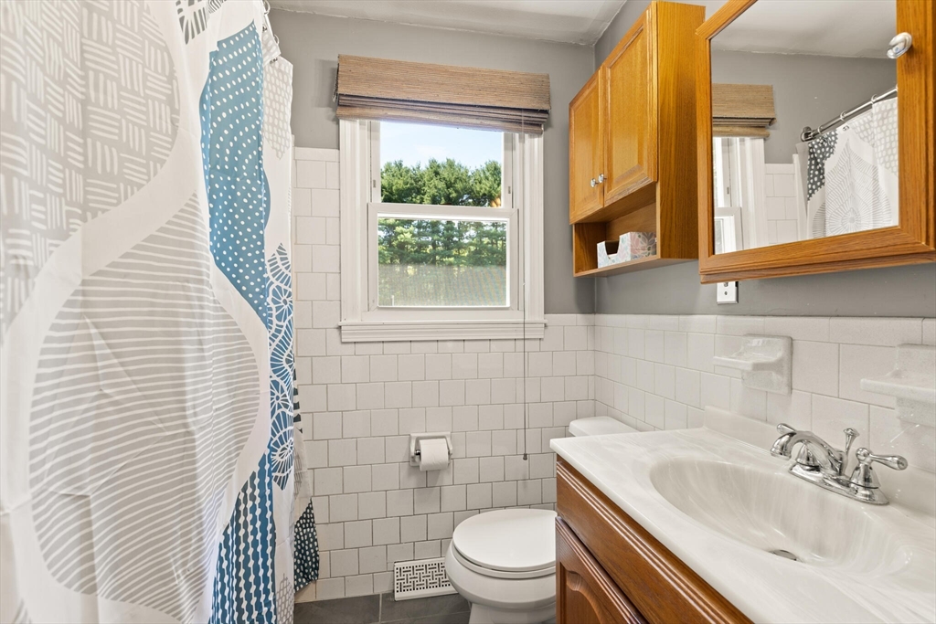 Mansfield, Massachusetts, 02048, United States, 3 Bedrooms Bedrooms, ,1 BathroomBathrooms,Residential,For Sale,1926255
