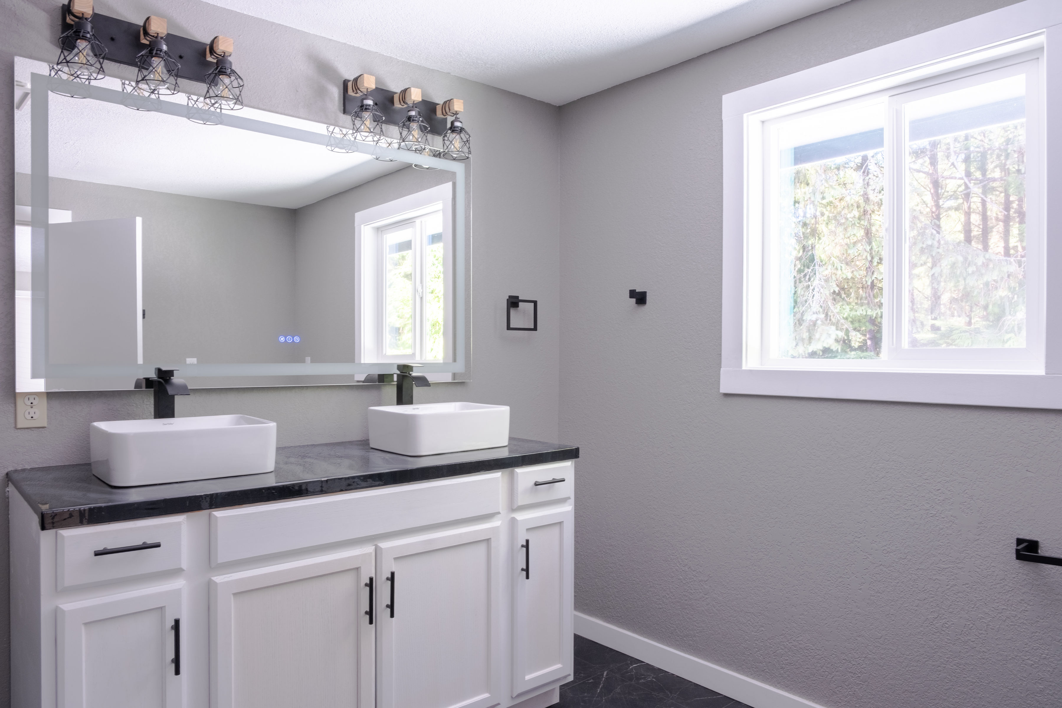 Lincoln City, Oregon, 97367, United States, 3 Bedrooms Bedrooms, ,2 BathroomsBathrooms,Residential,For Sale,1976632