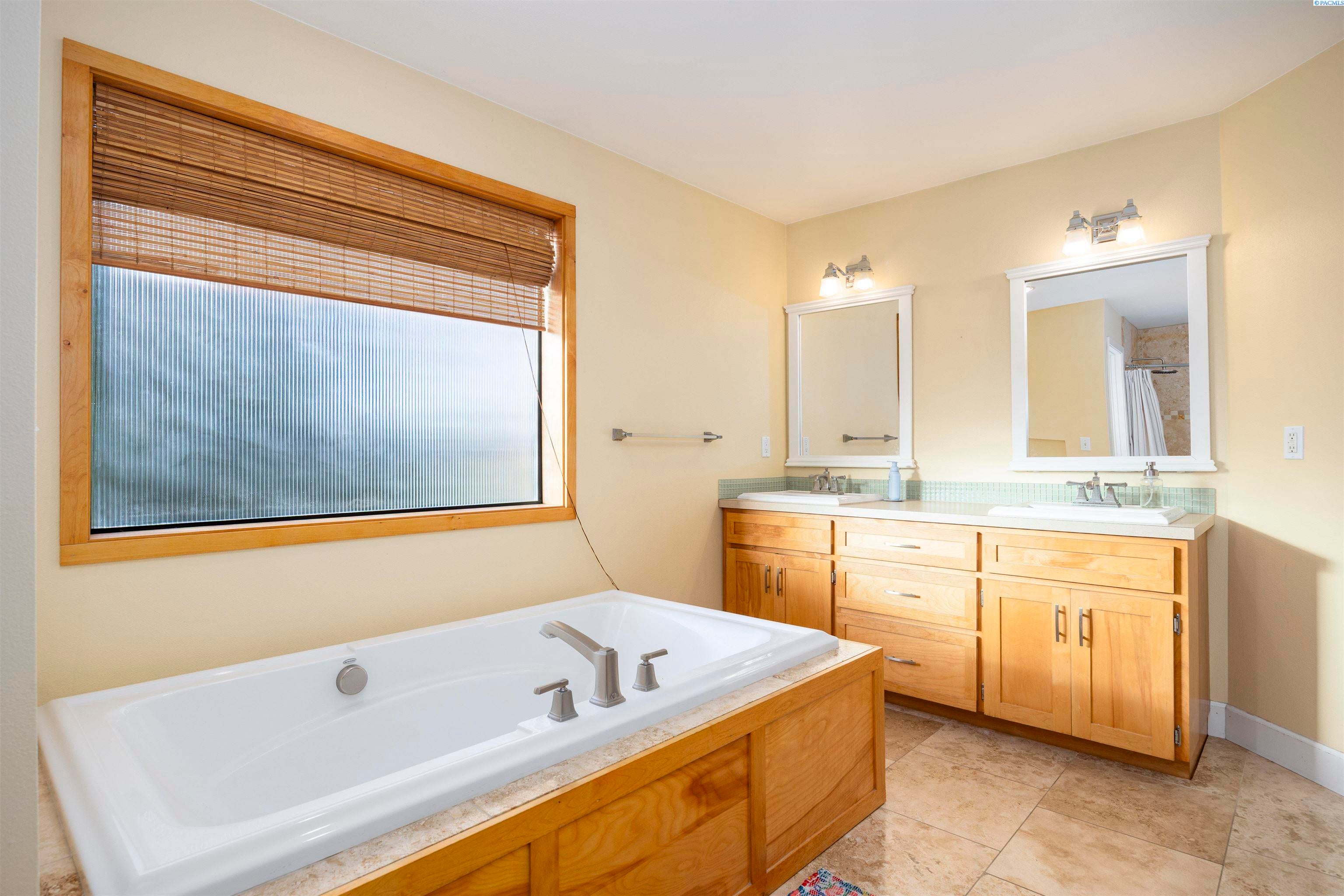 Sunnyside, Washington, 98944, United States, 3 Bedrooms Bedrooms, ,2 BathroomsBathrooms,Residential,For Sale,1998016