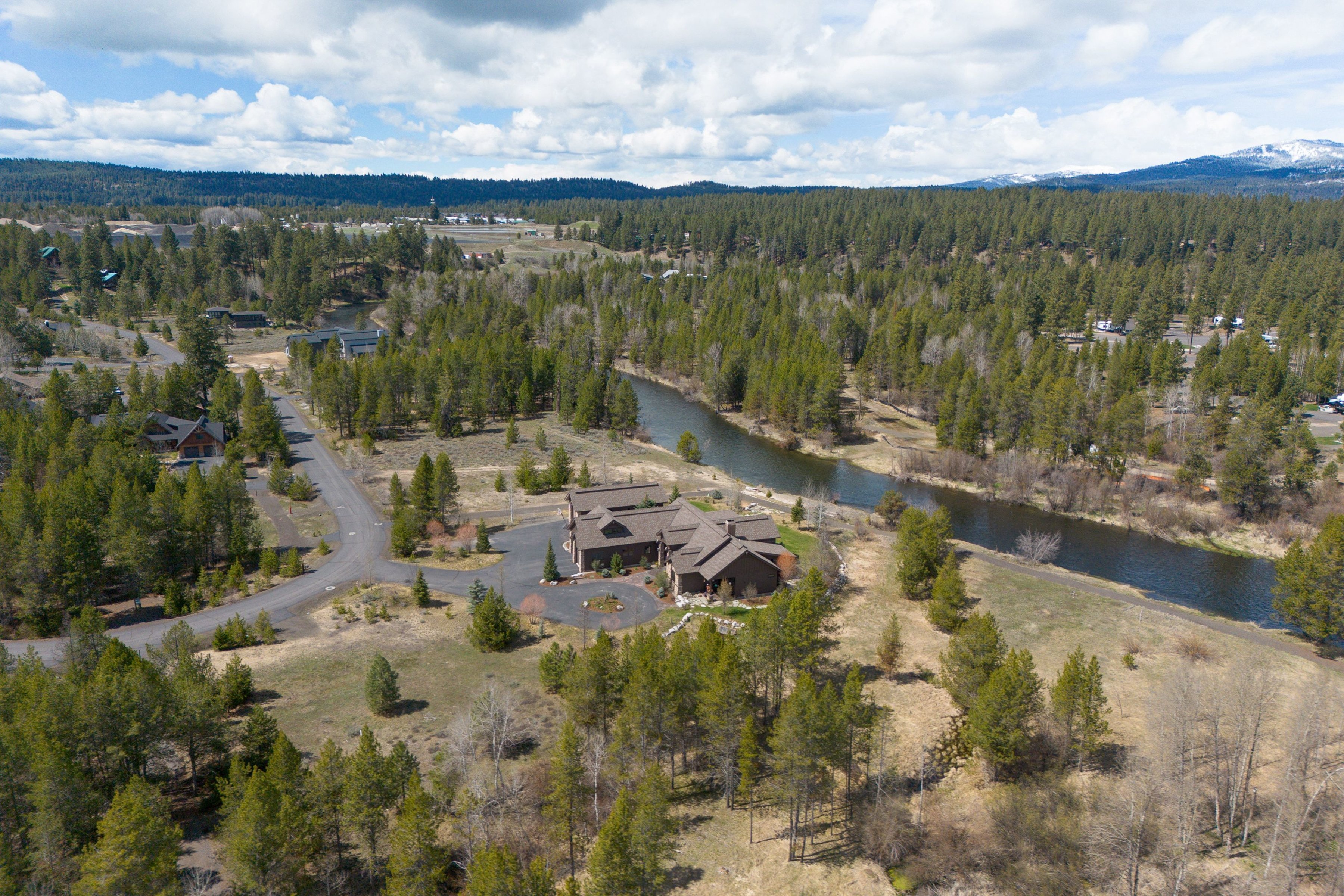  Stunning Home with Payette River Frontage on 2.66 Acres in McCall, Idaho - 物件實景