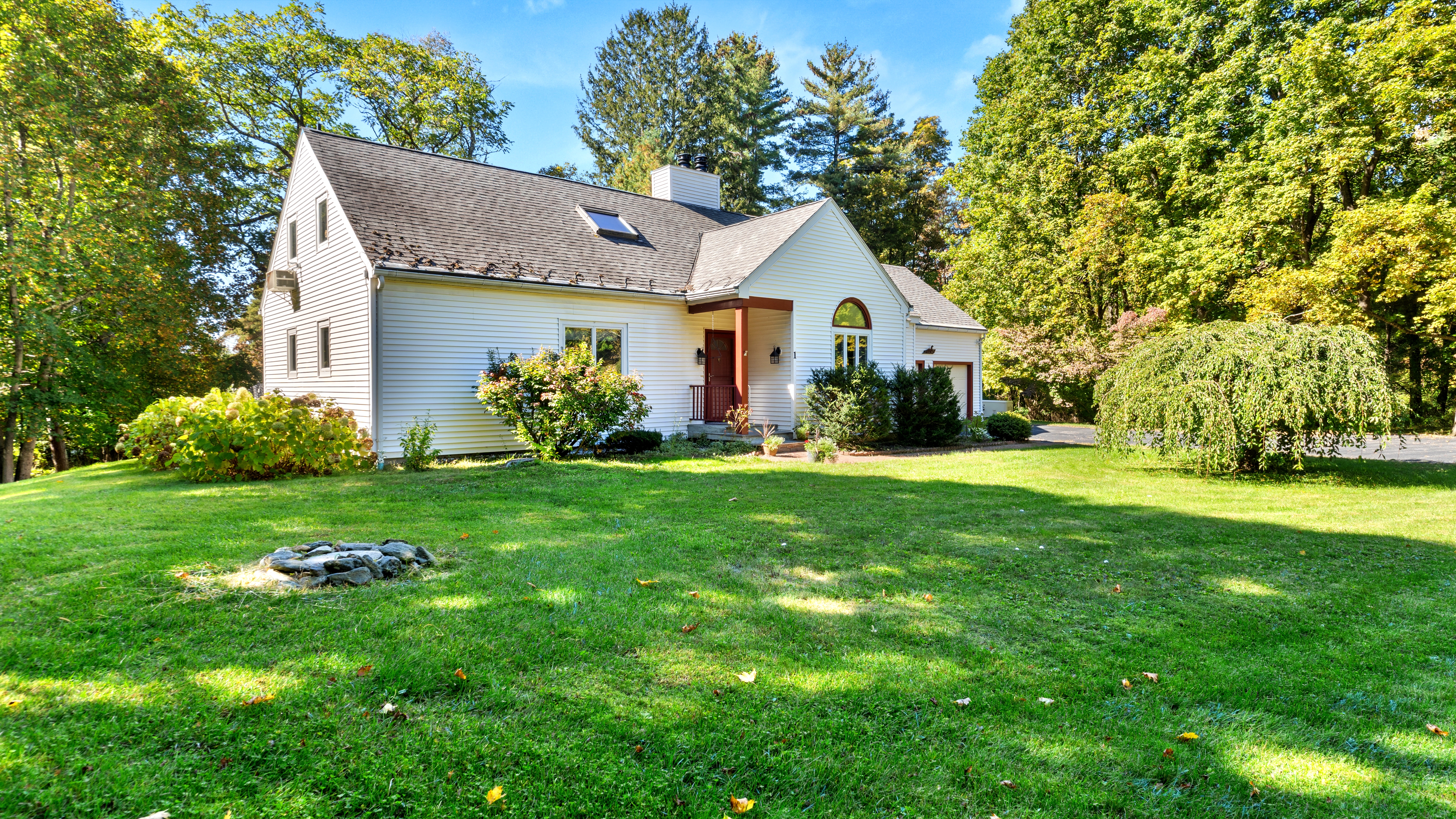  Stunning 2.4-Acre Retreat in Cornwall Estates: Updated & Move-In Ready - 物件實景