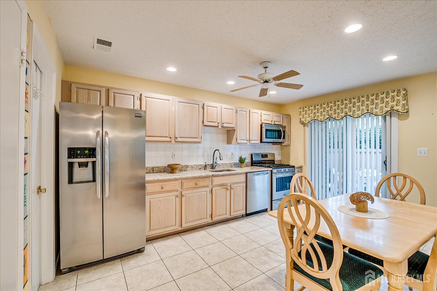 Edison, New Jersey, 08820, United States, 2 Bedrooms Bedrooms, ,3 BathroomsBathrooms,Residential,For Sale,1991890