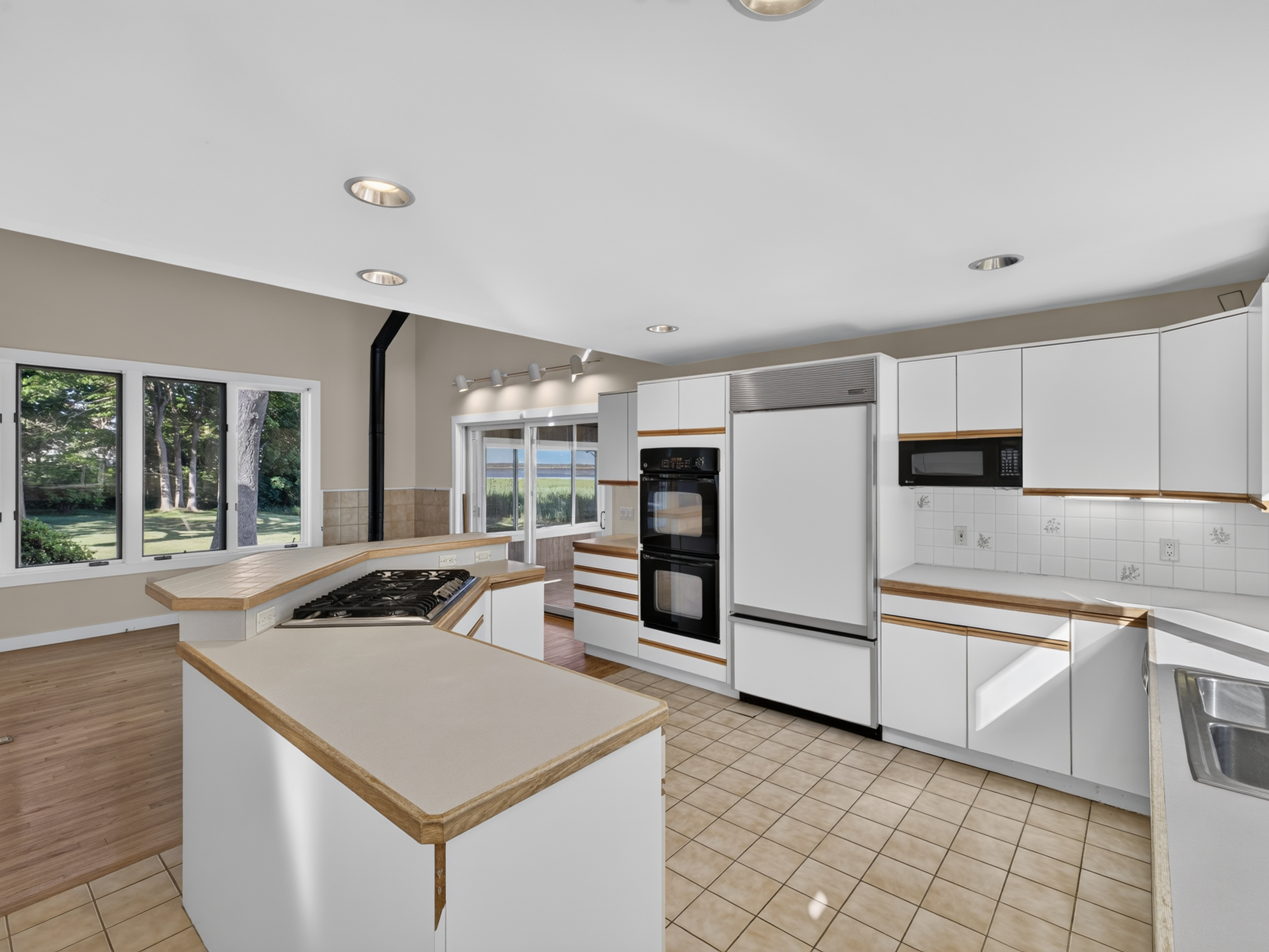  Contemporary Coastal Elegance Meets Exceptional Privacy Along South Cove in Old - 物件實景