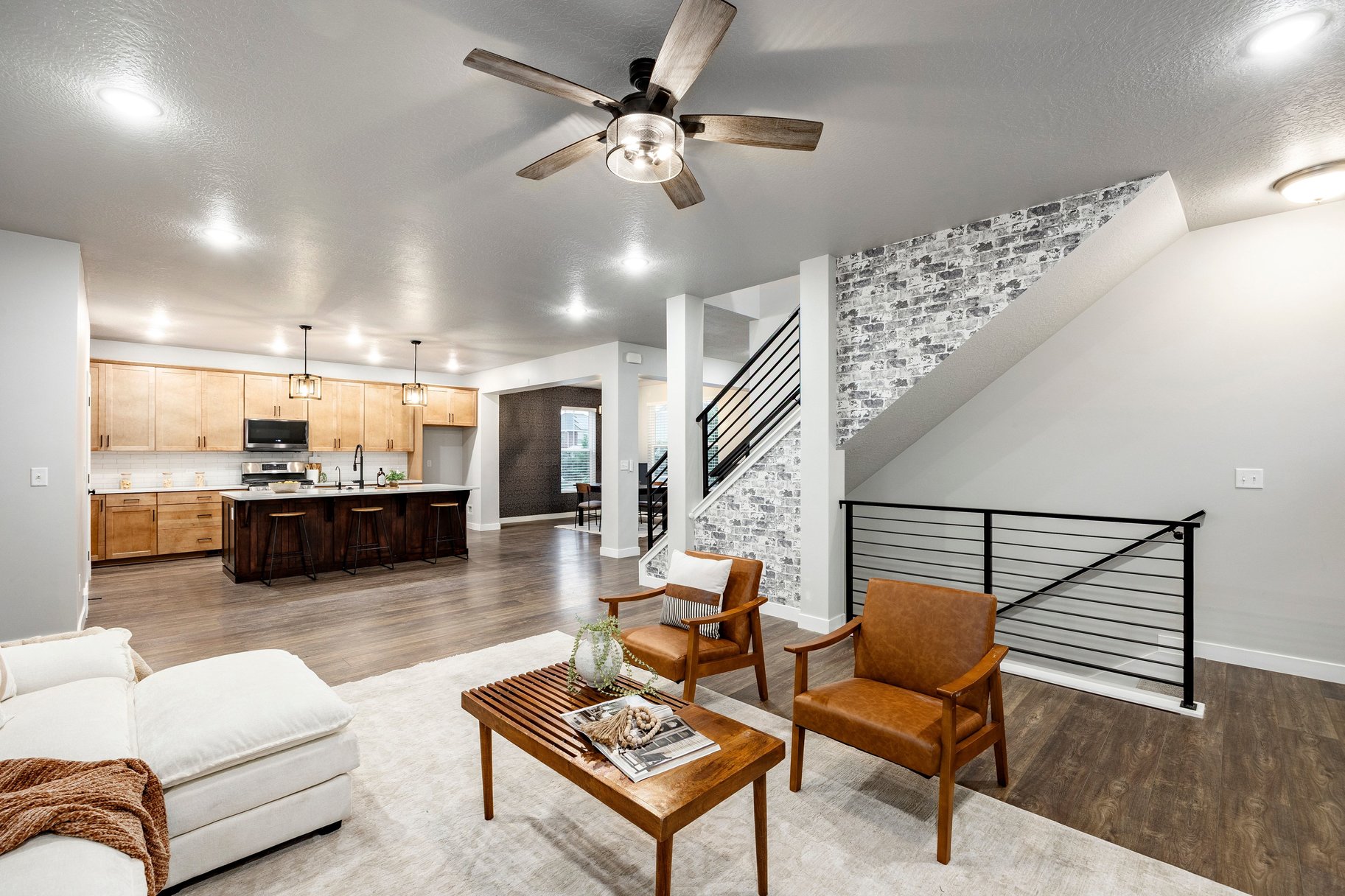  Daybreak Living With A 3-Car Garage - 物件實景