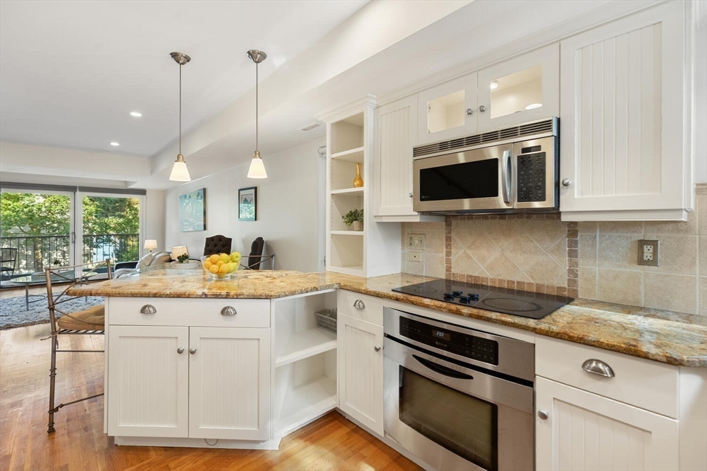 Marblehead, Massachusetts, 01945, United States, 2 Bedrooms Bedrooms, ,2 BathroomsBathrooms,Residential,For Sale,1895462